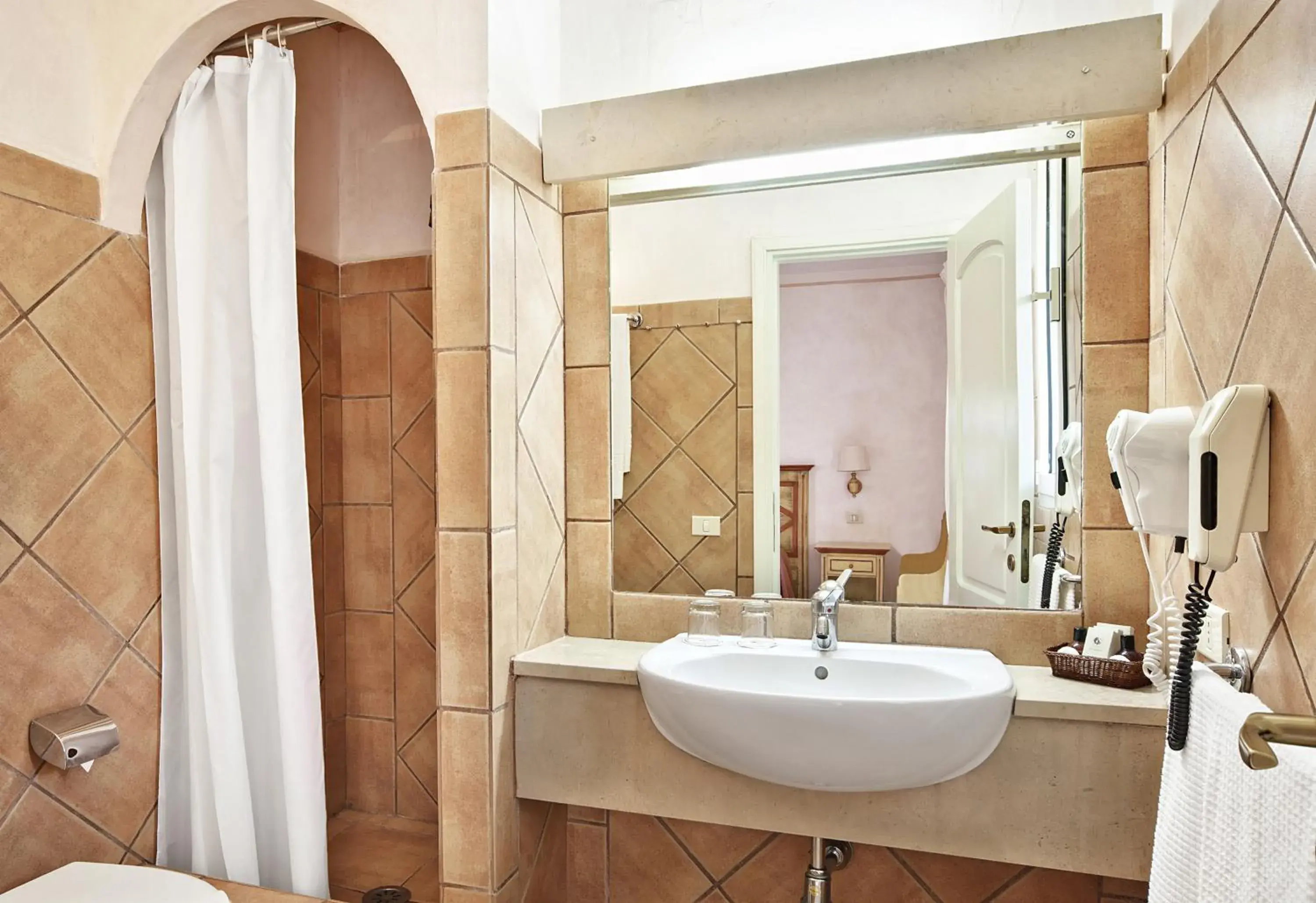 Bathroom in Colonna Park Hotel
