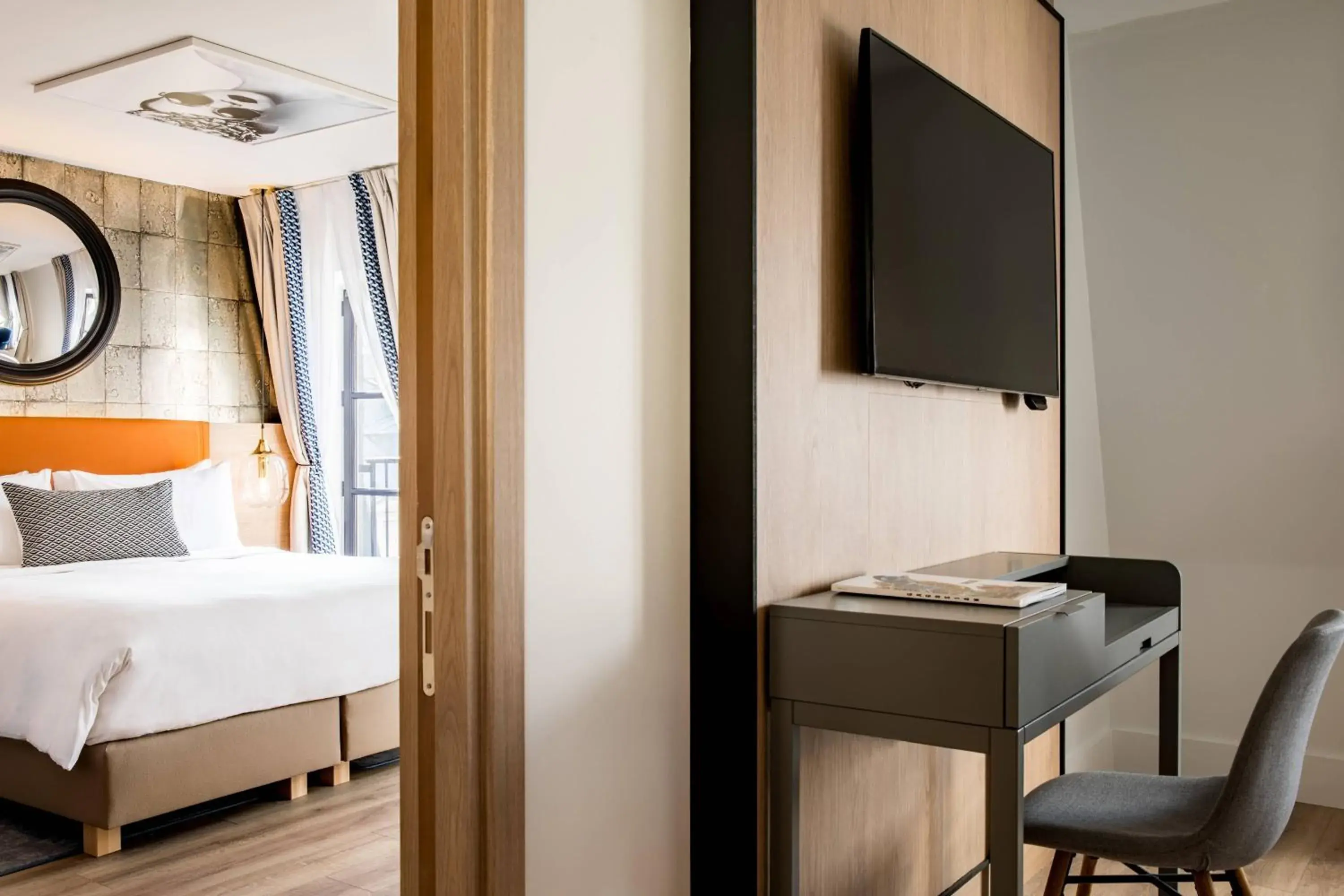 Photo of the whole room, Bed in Renaissance by Marriott Paris Vendome Hotel