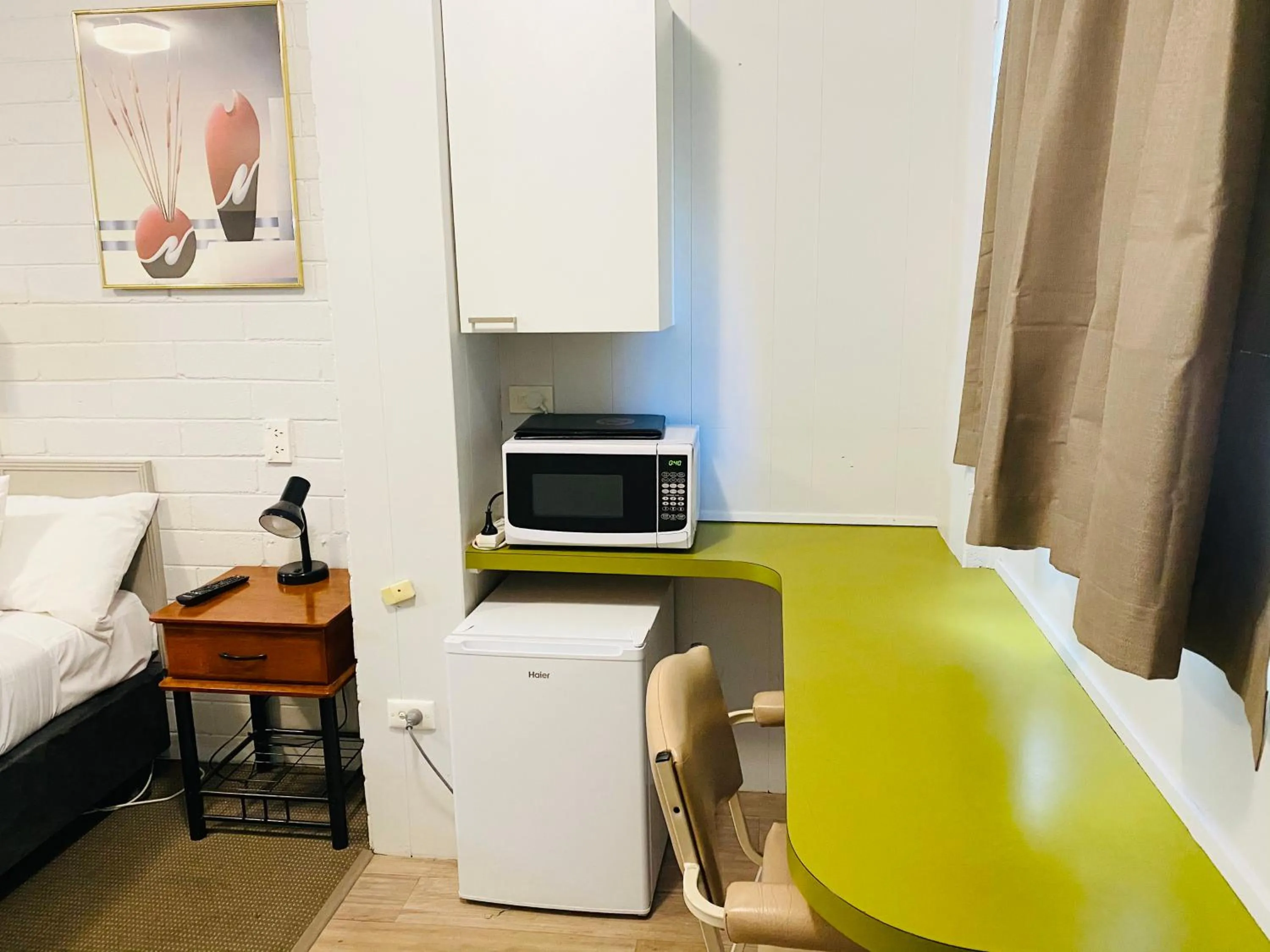 Bed in Millers Cottage Motel