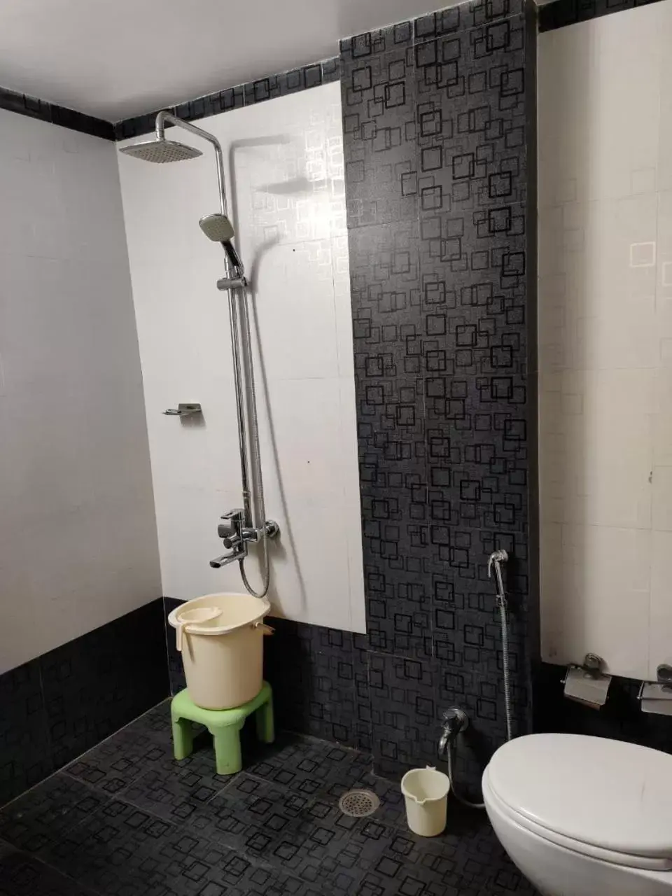 Shower, Bathroom in Hotel Avon International