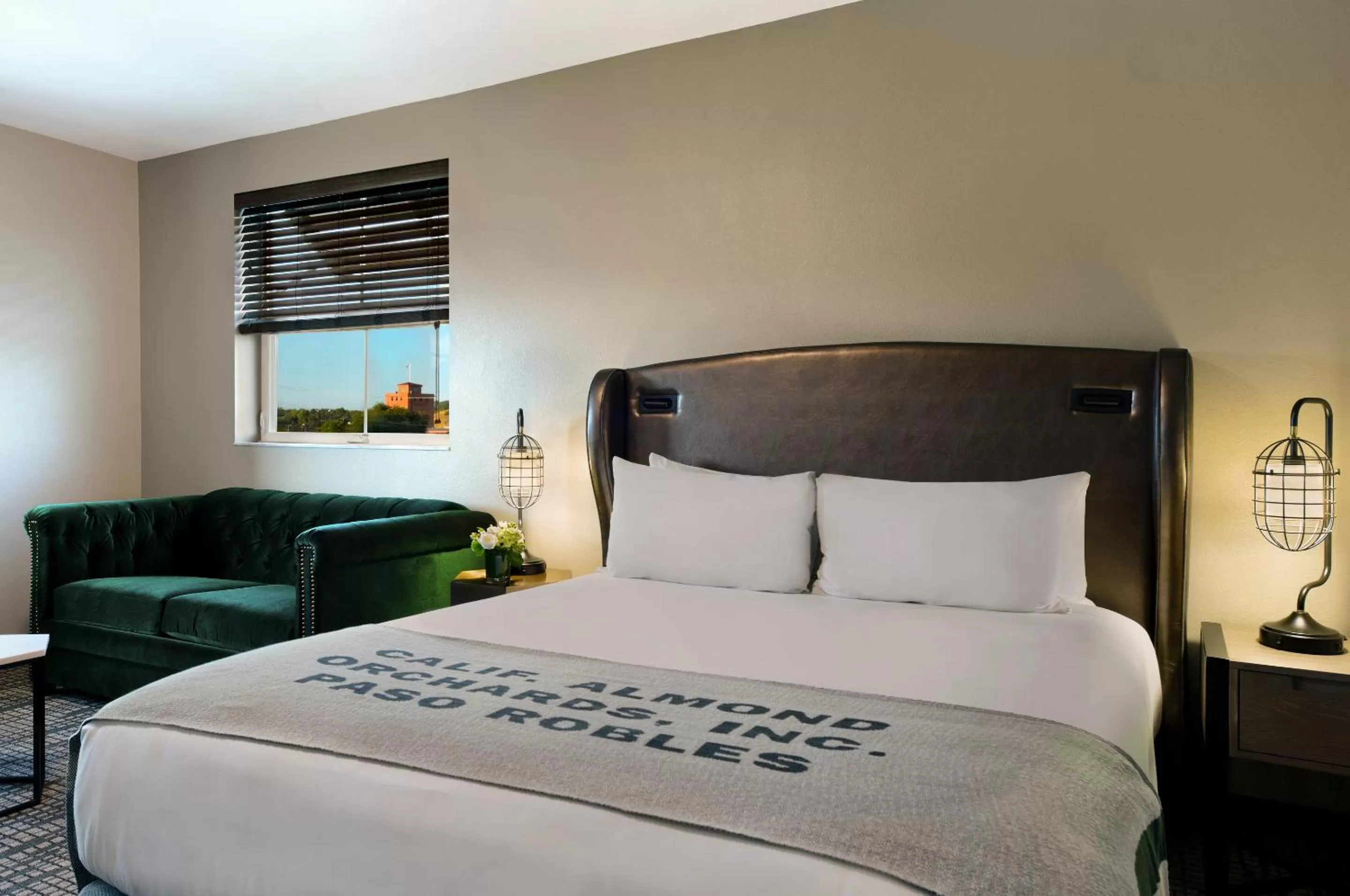 Seating area, Bed in Oxford Suites Paso Robles