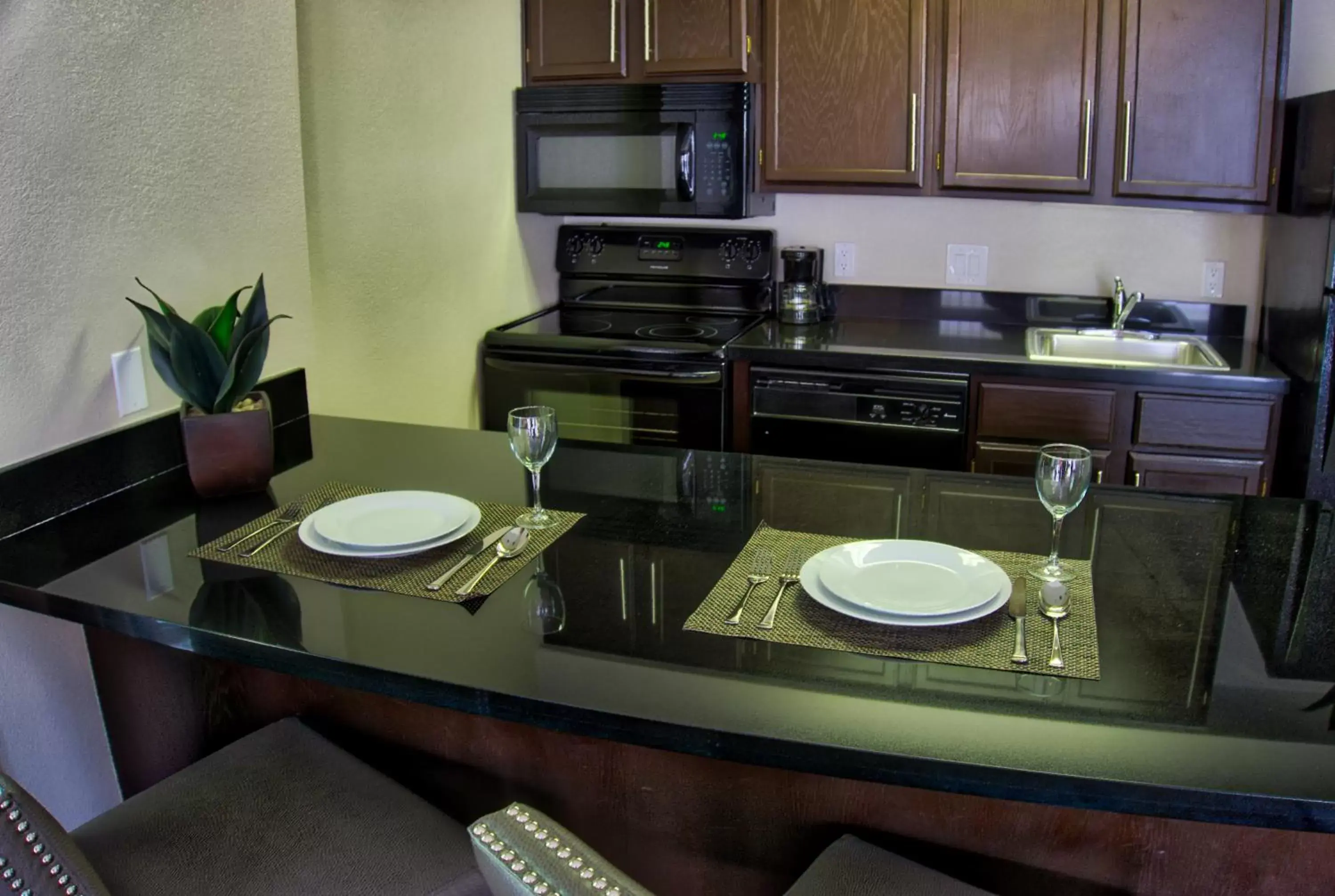 Dining Area in Chase Suite Hotel Newark Fremont