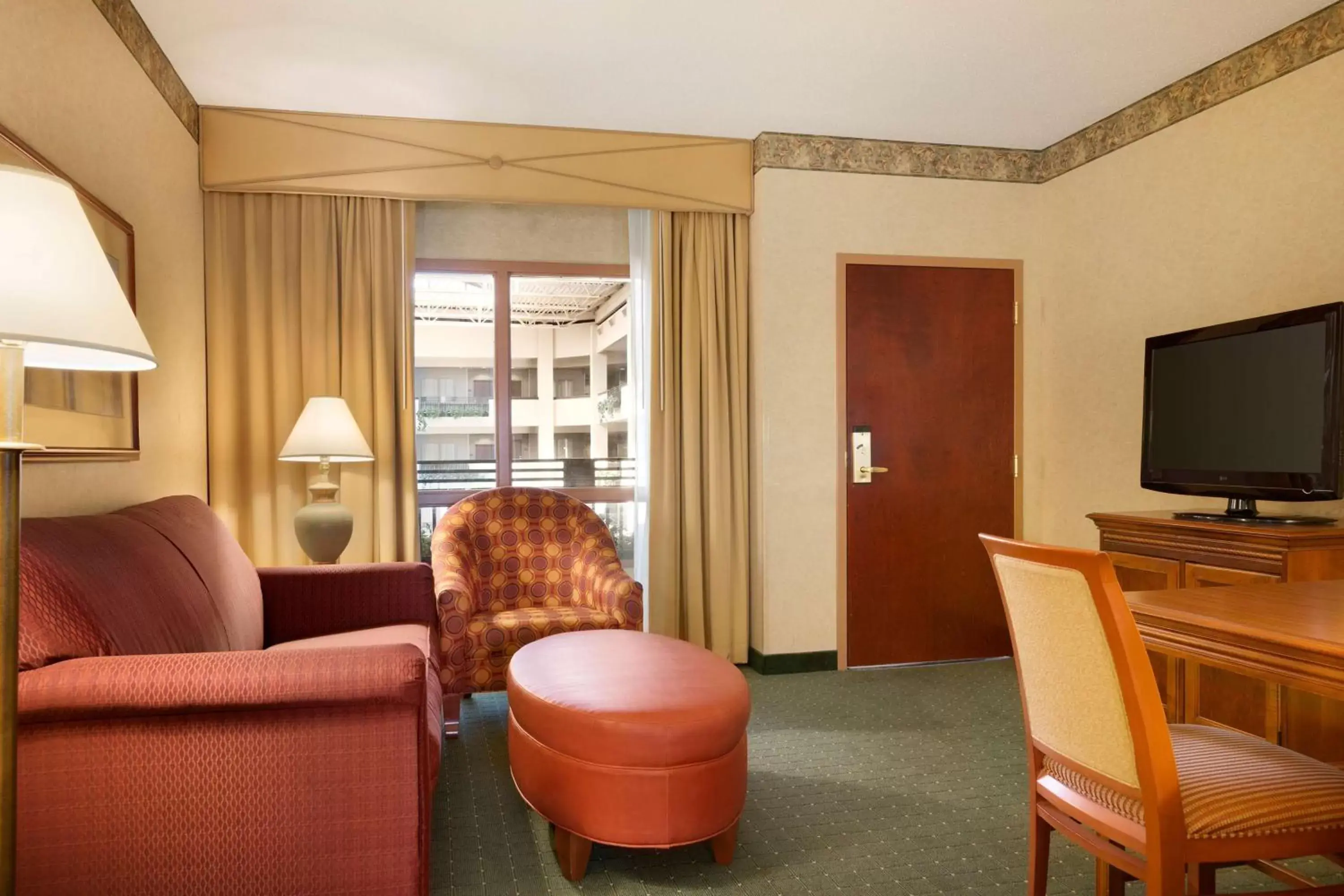 Bedroom, Seating Area in Embassy Suites Lincoln