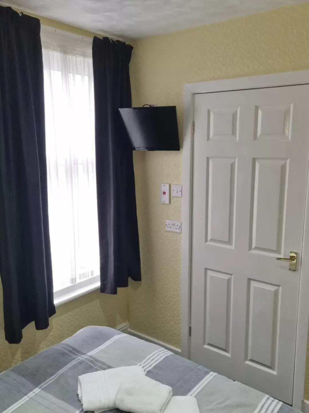 Bedroom, TV/Entertainment Center in The Trentham Hotel