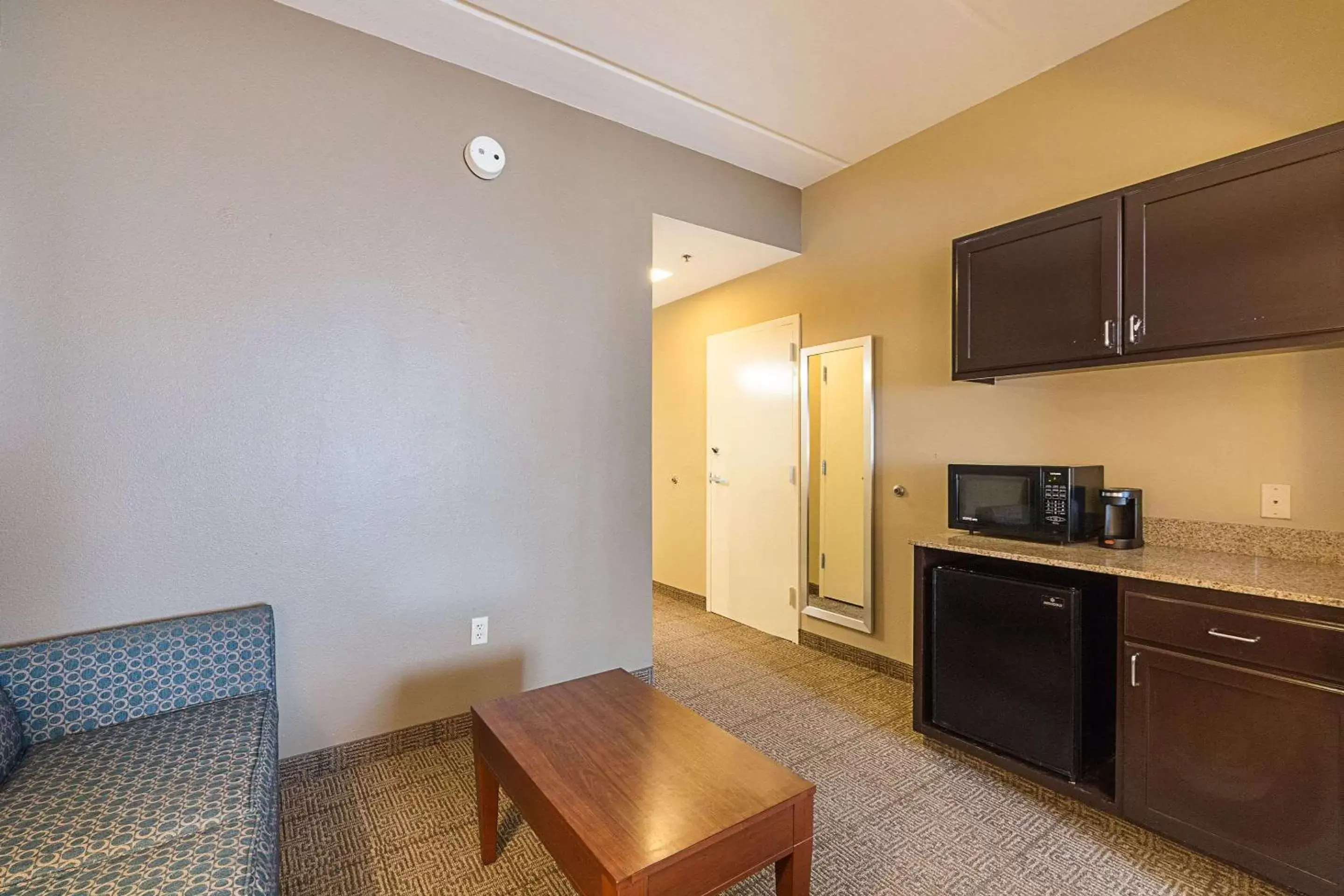 Photo of the whole room, Kitchen/Kitchenette in Comfort Suites Beachside
