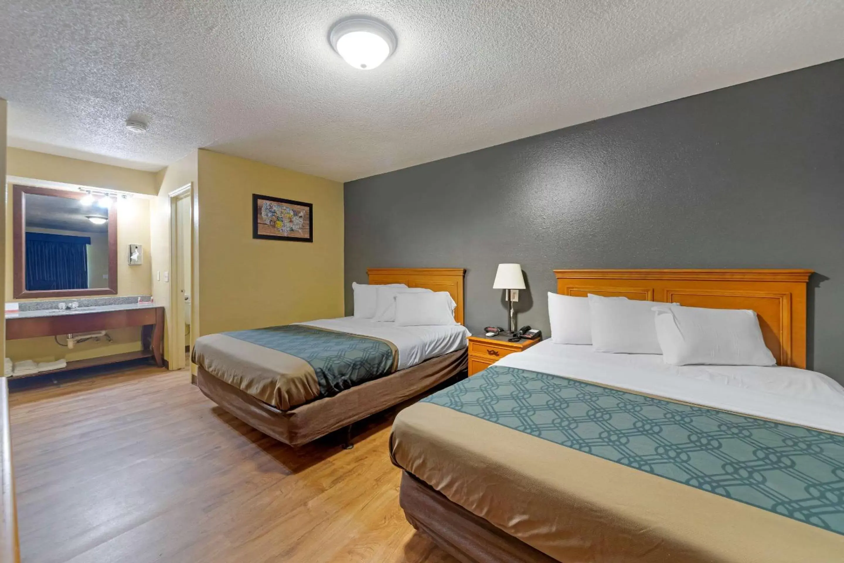 Photo of the whole room, Bed in Econo Lodge Pryor