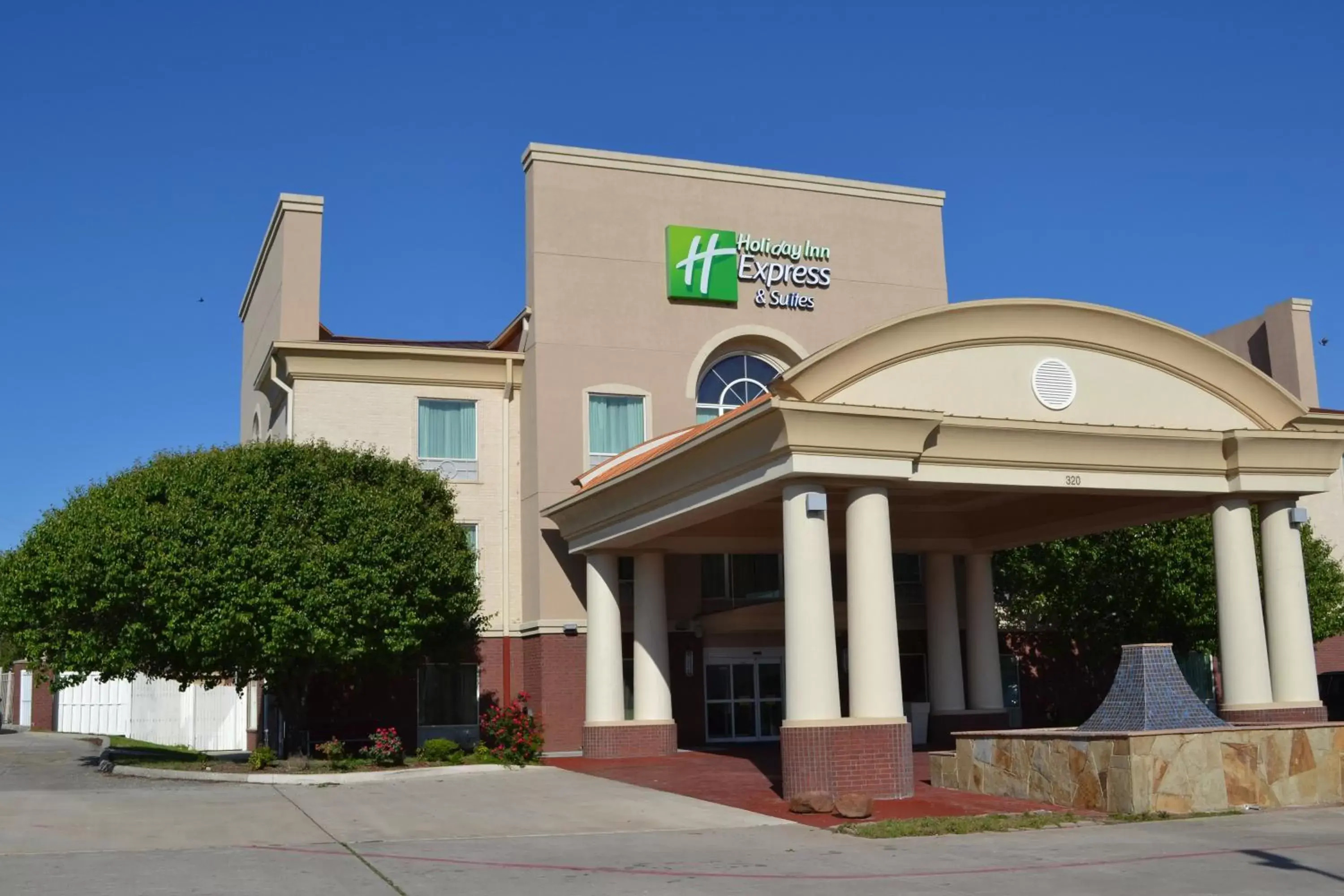 Property Building in Holiday Inn Express Hotel & Suites Gainesville, an IHG Hotel