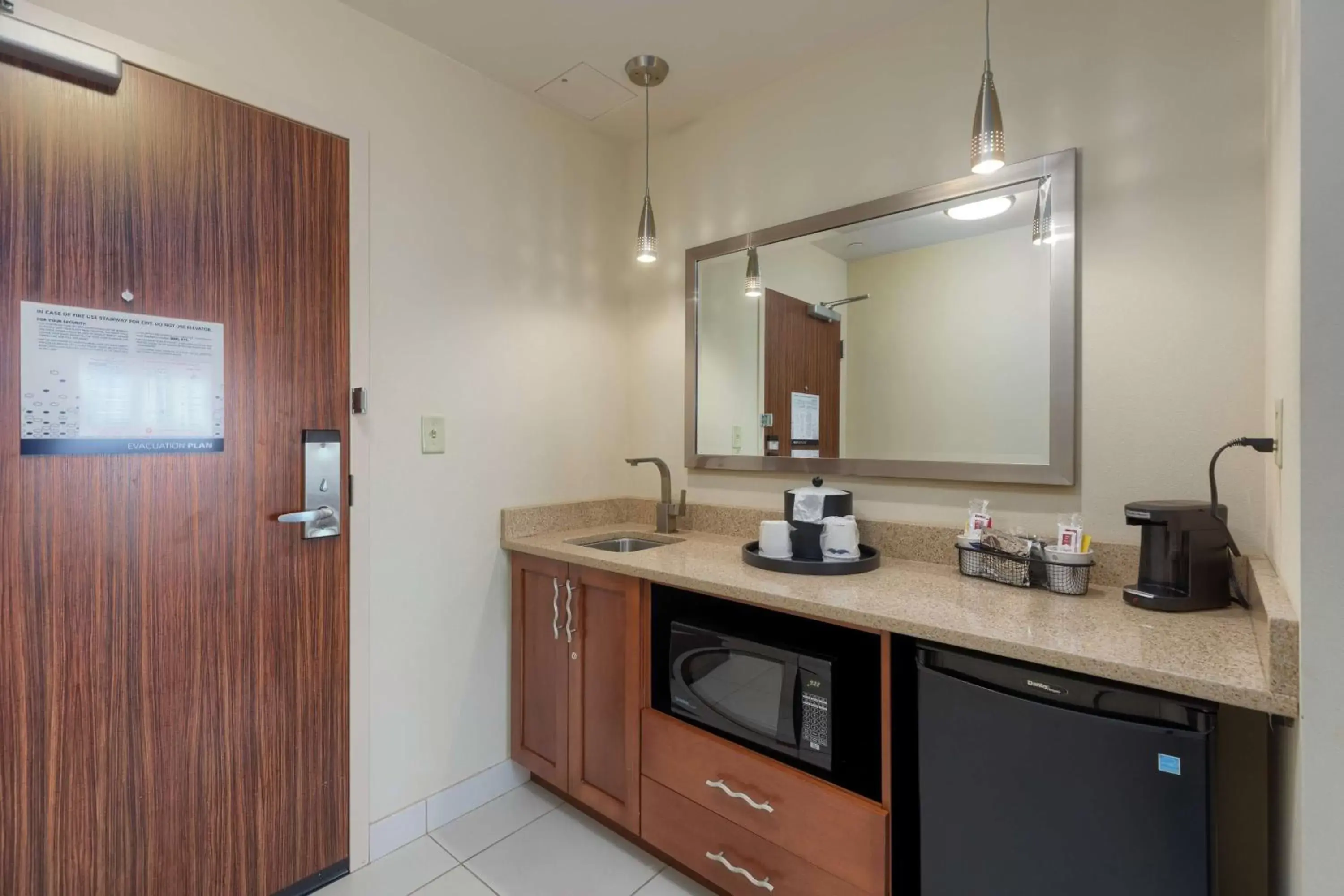 Kitchen or kitchenette, Bathroom in Hampton Inn & Suites Owensboro Downtown Waterfront