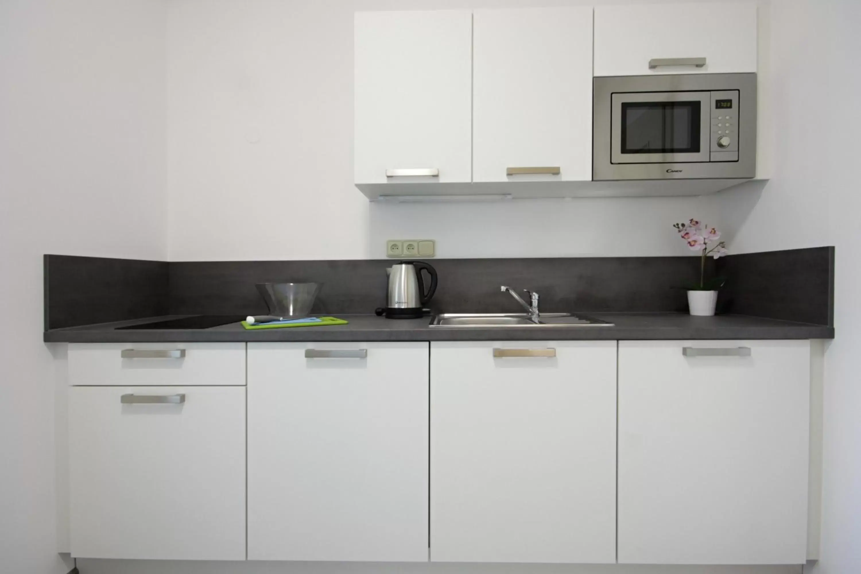 Kitchen or kitchenette, Kitchen/Kitchenette in Alveo Suites