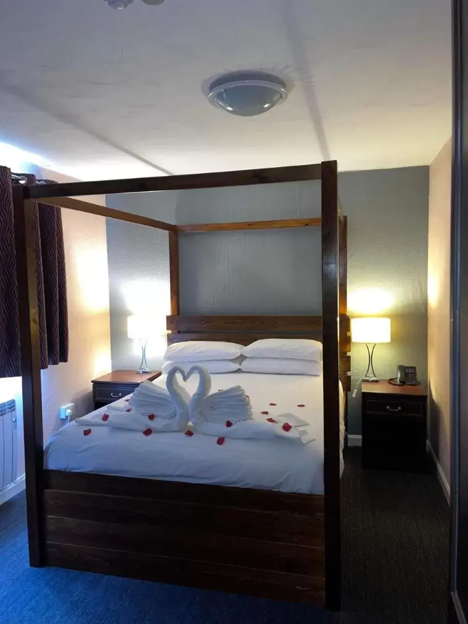 Bedroom, Bed in Springfield Hotel & Restaurant