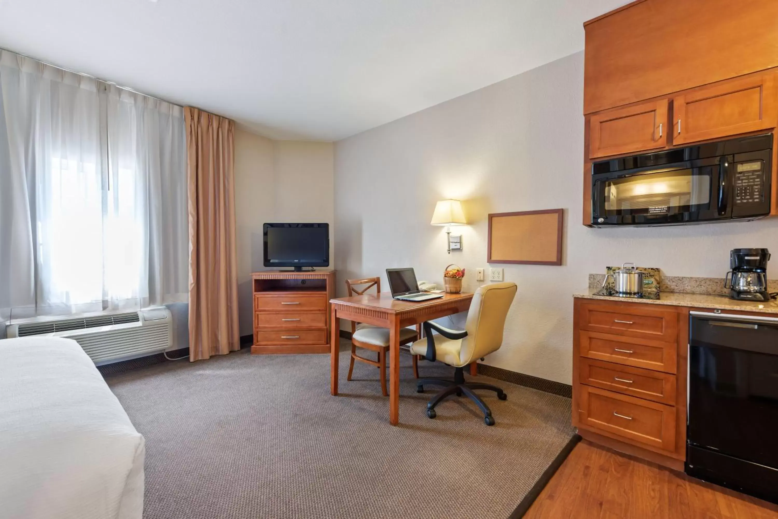 Photo of the whole room, TV/Entertainment Center in Extended Stay America Suites - Lawton - Fort Sill