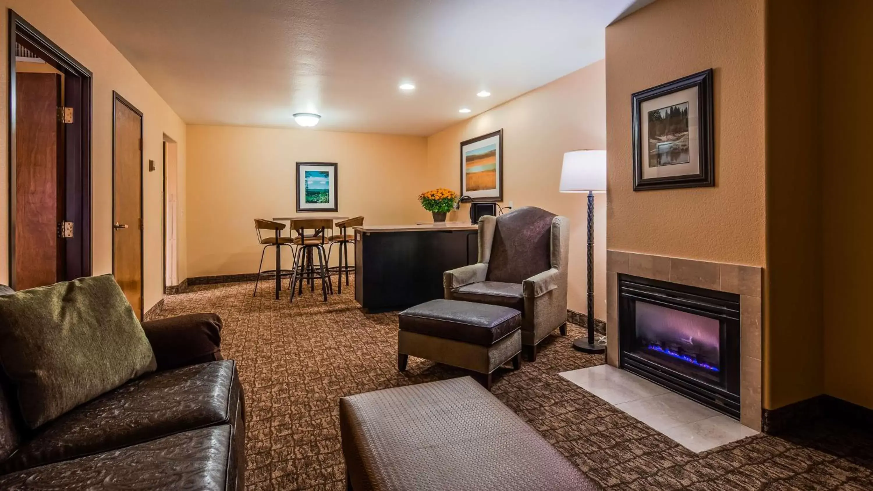 Photo of the whole room, Seating Area in Best Western Newberry Station