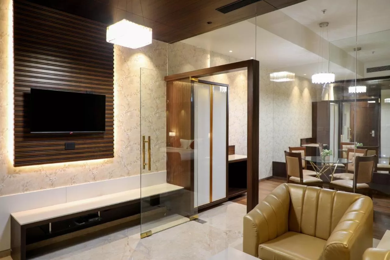 TV and multimedia, TV/Entertainment Center in Hotel Gurudev Grand