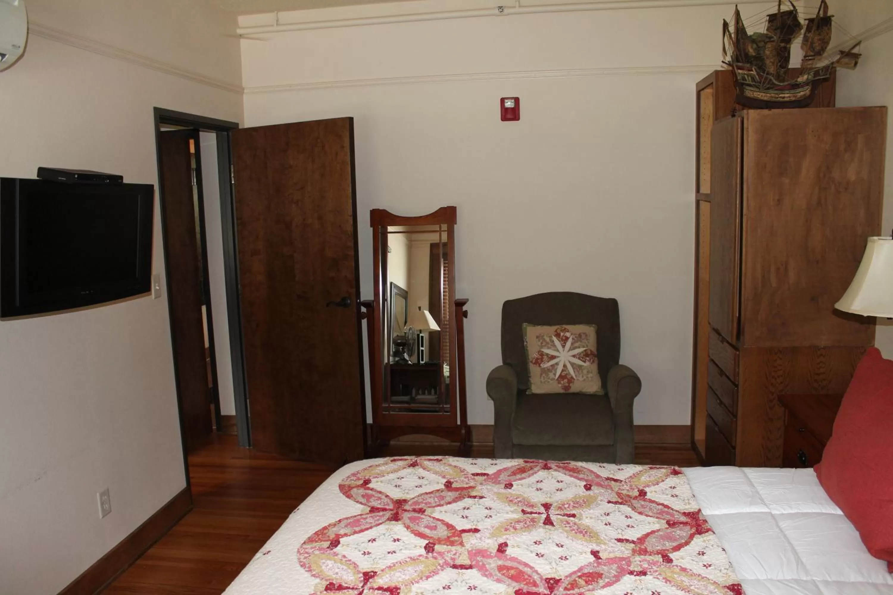 Bed in Iowa House Historic Inn