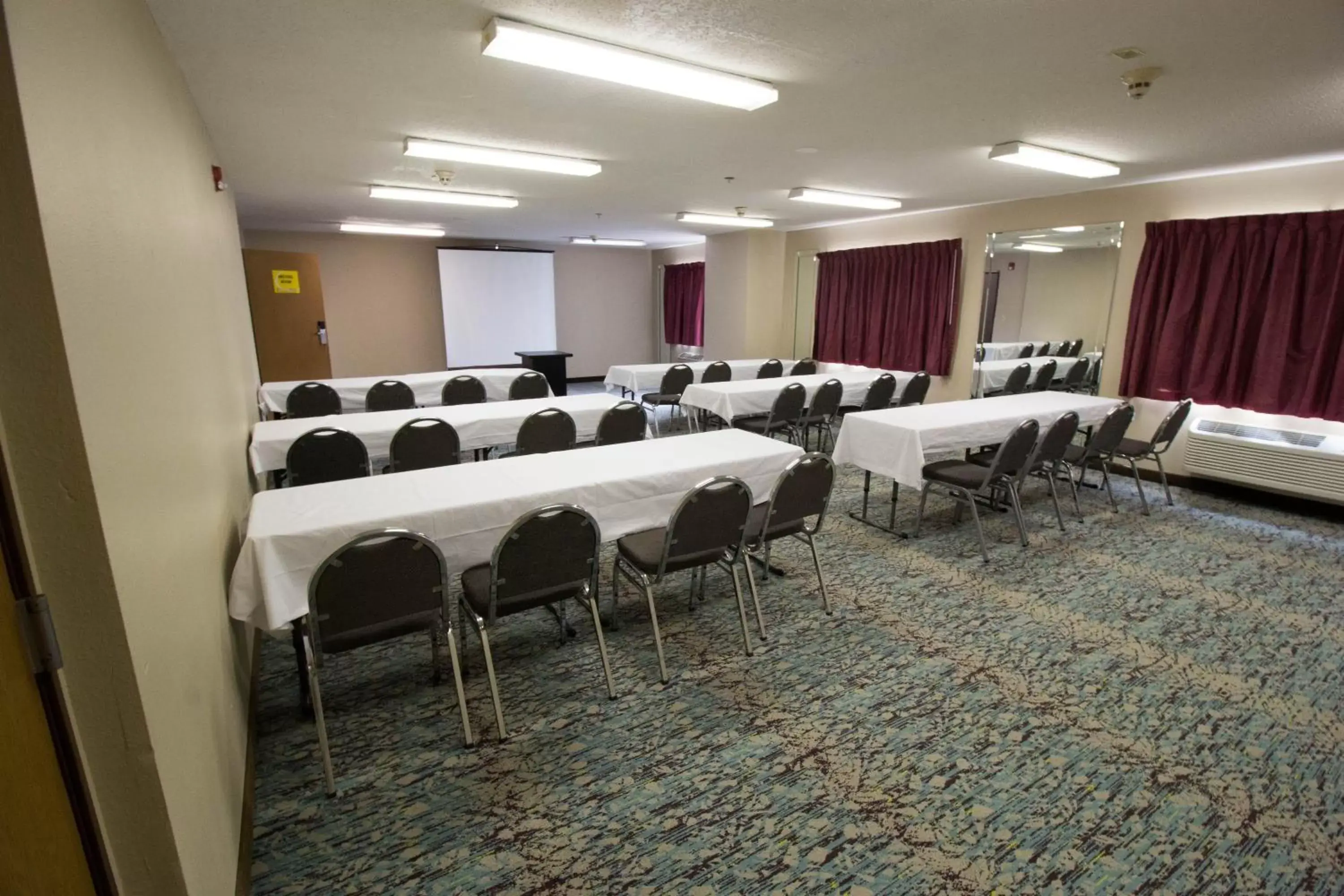 Meeting/conference room in Super 8 by Wyndham Chicago O'Hare Airport