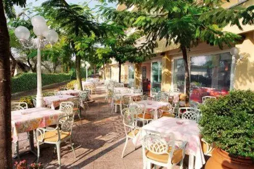 Patio, Restaurant/Places to Eat in Hotel Internazionale