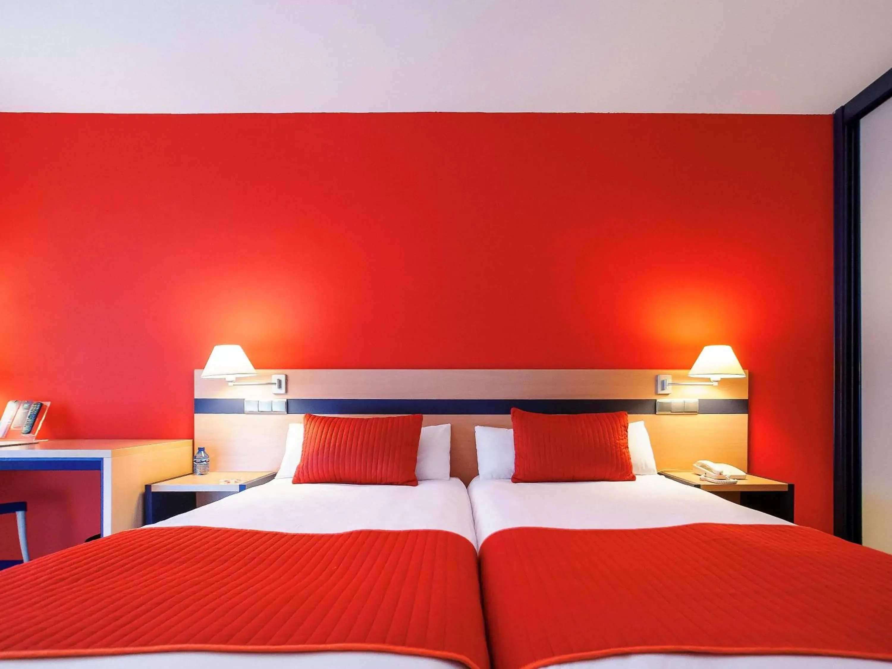 Photo of the whole room, Bed in Ibis Styles Zaragoza Ramiro I