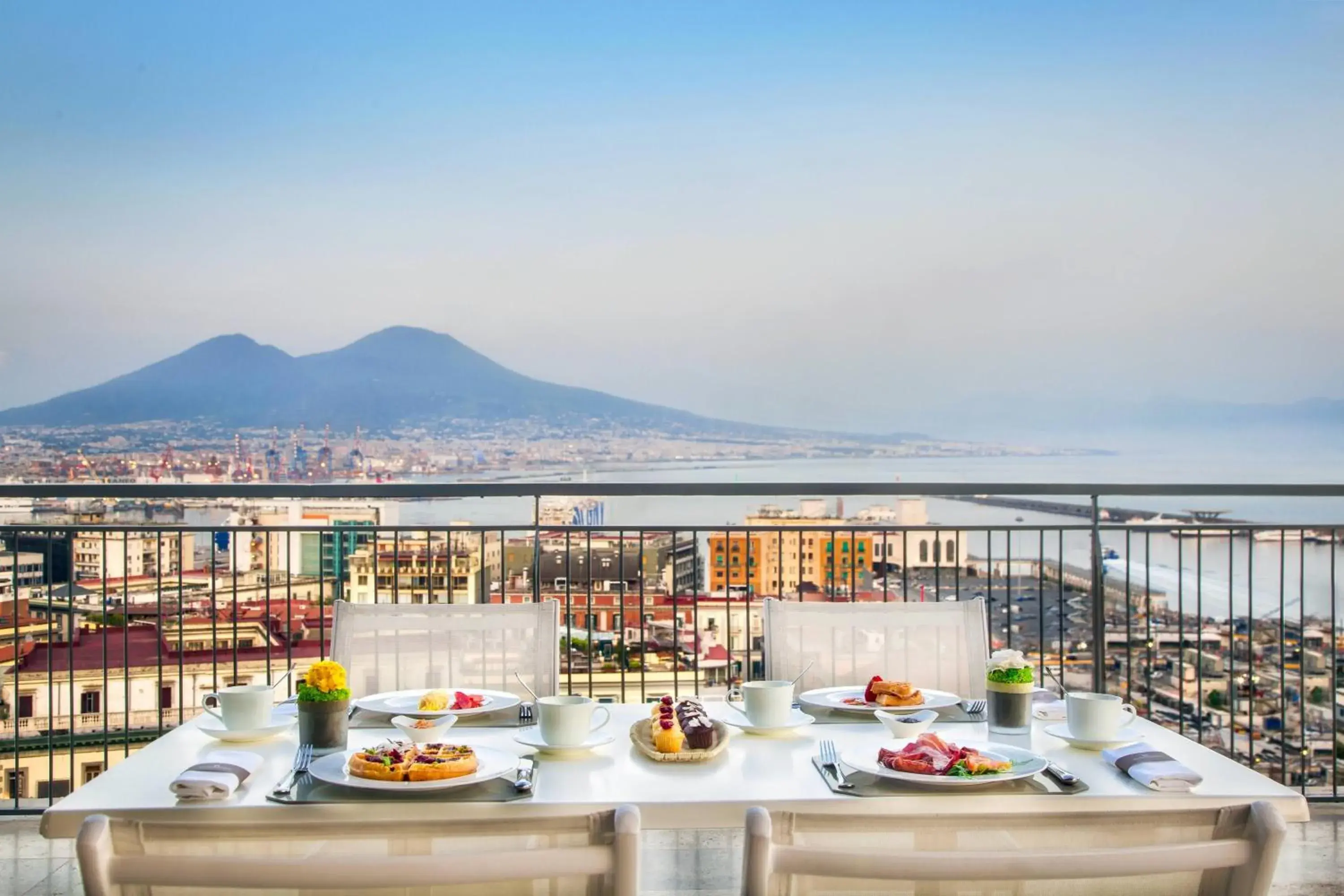 Restaurant/places to eat in Renaissance Naples Hotel Mediterraneo