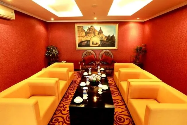 Communal lounge/ TV room in Ros-In Hotel