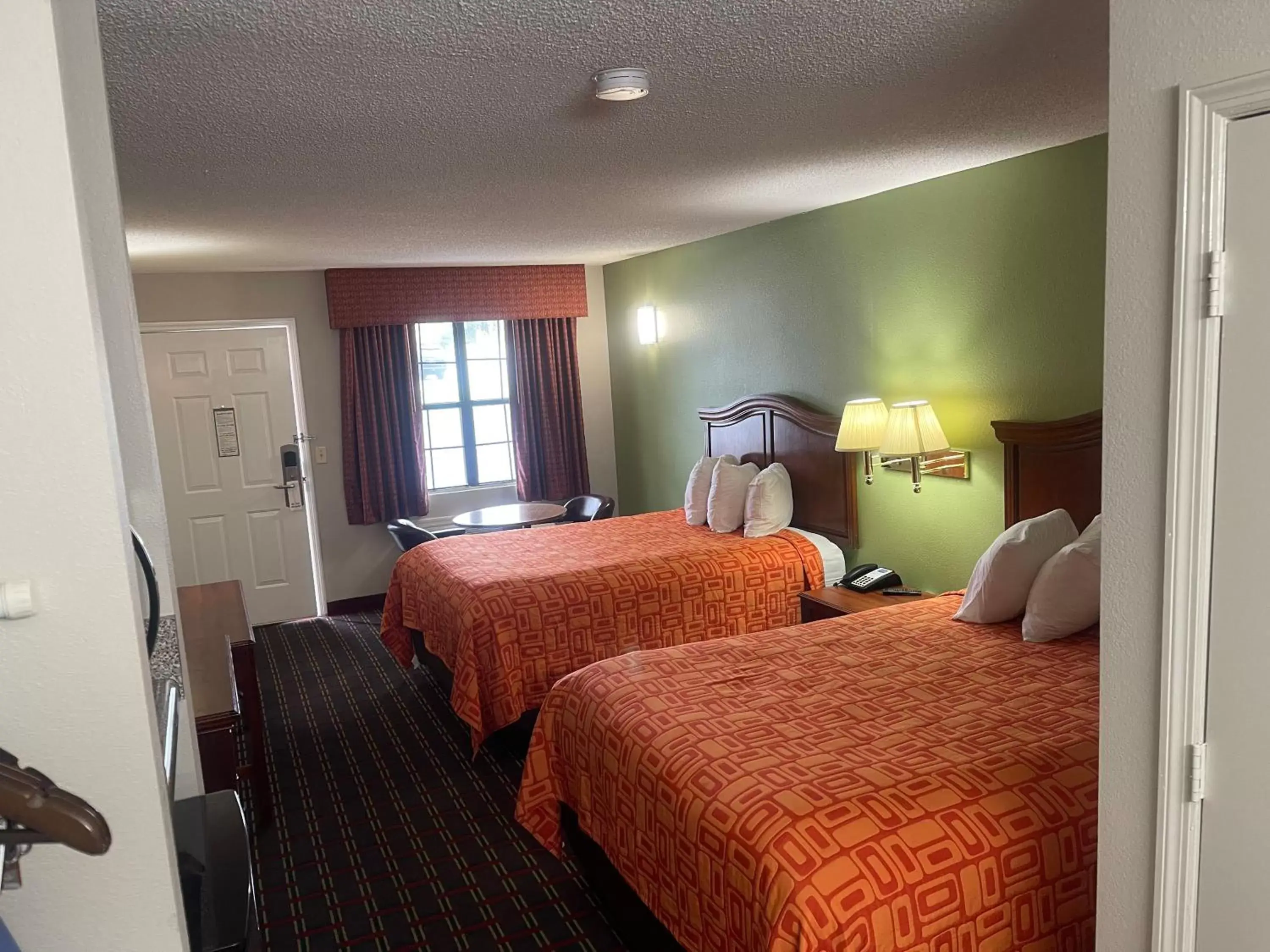 Photo of the whole room, Bed in Loyalty Inn Hawkinsville