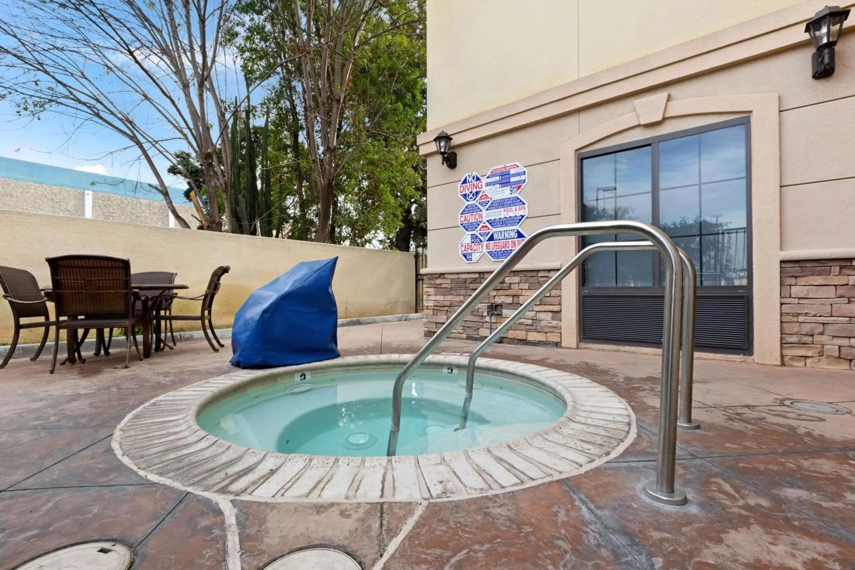 Hot Tub, Swimming Pool in La Quinta by Wyndham NE Long Beach/Cypress