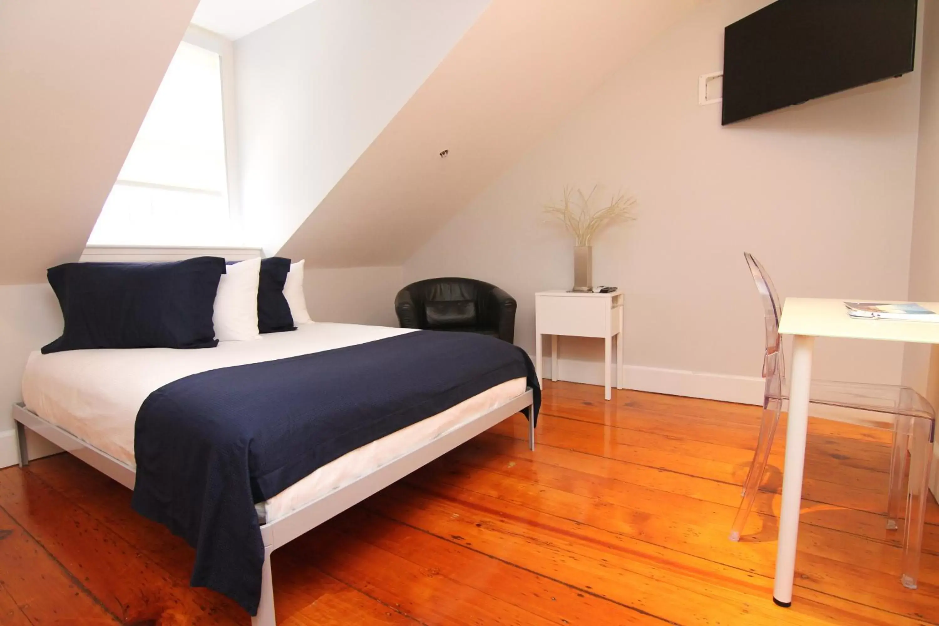 Bed in Charming & Stylish Studio on Beacon Hill #15