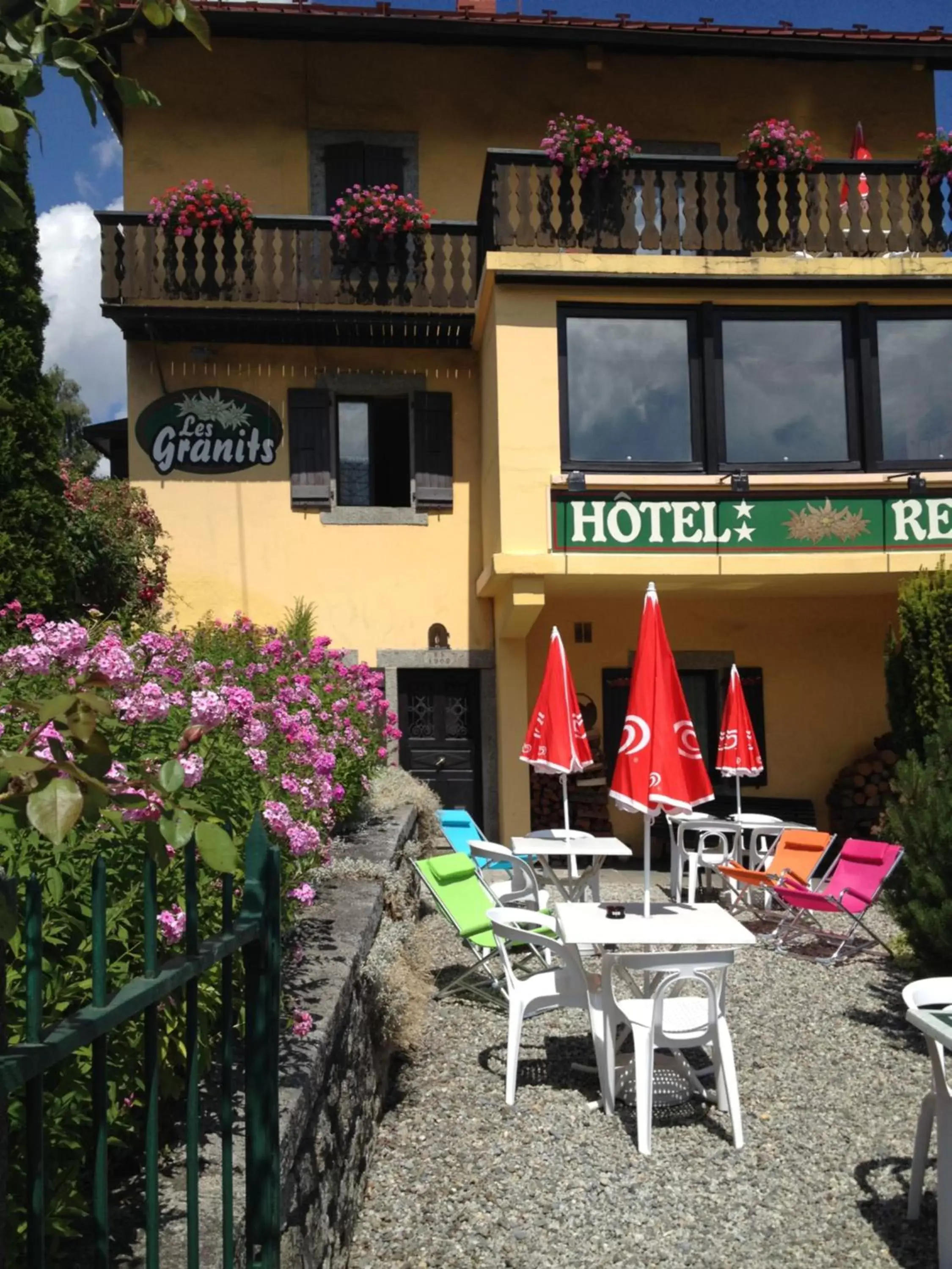 Garden view, Property Building in Hotel Les Granits