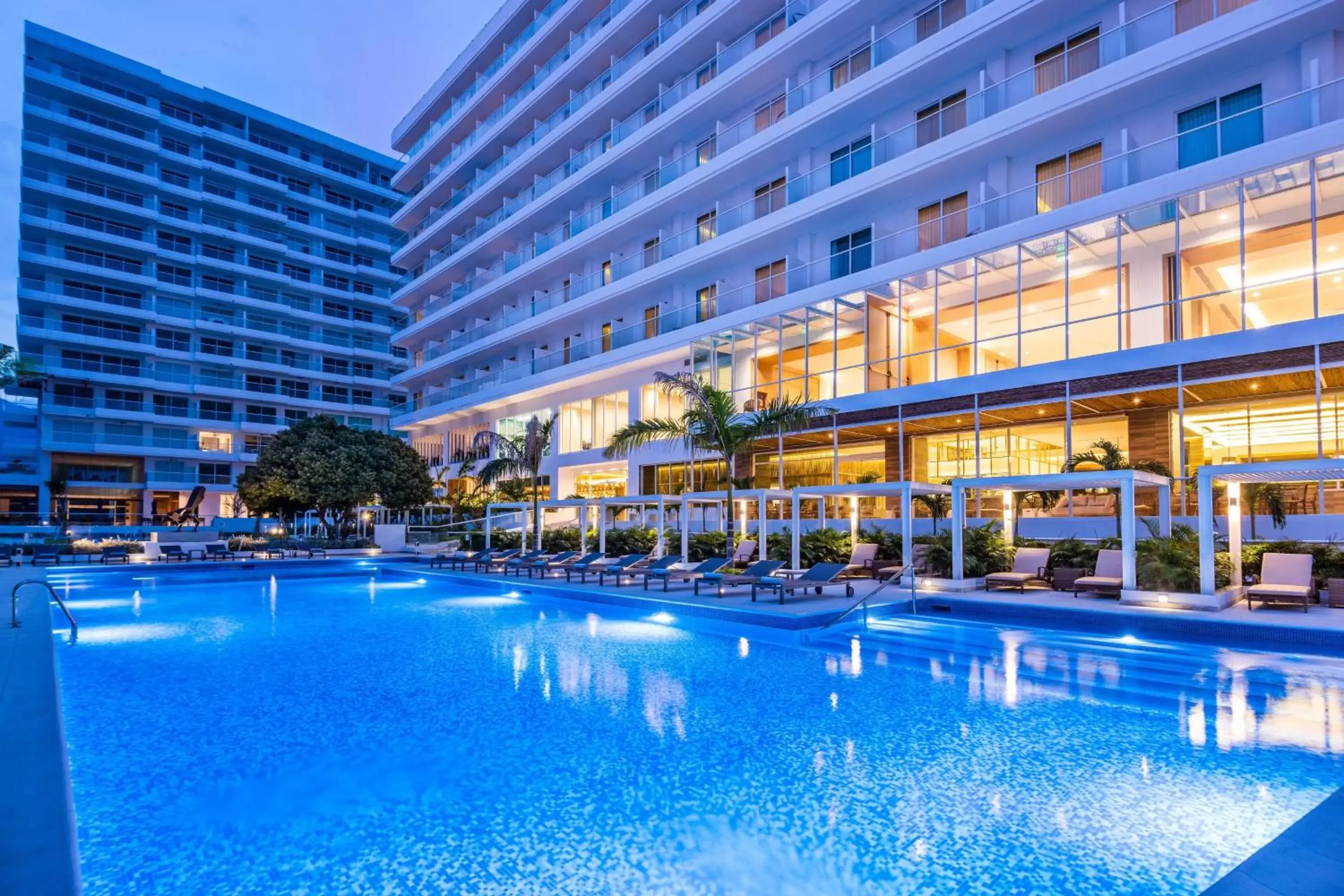 Swimming pool, Property Building in Santa Marta Marriott Resort Playa Dormida