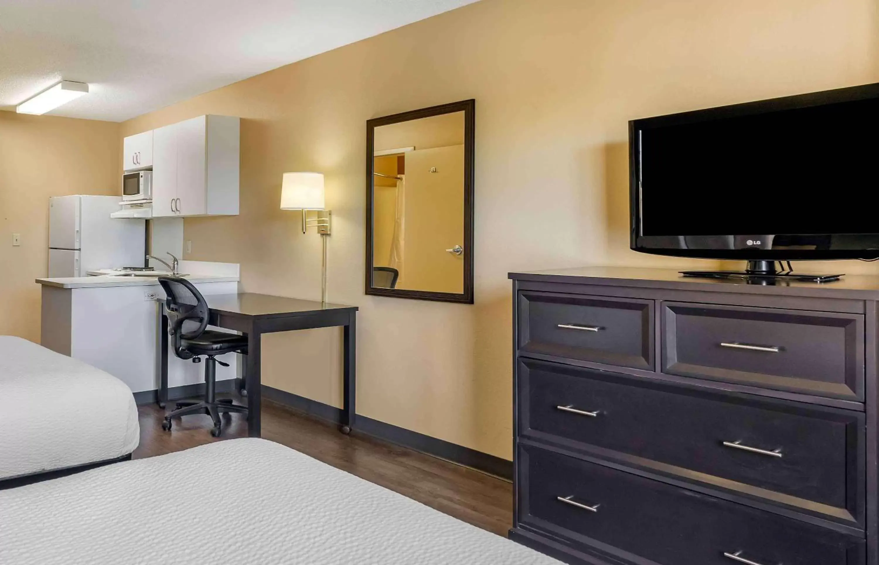 Bedroom, TV/Entertainment Center in Extended Stay America Suites - St Petersburg - Clearwater - Executive Dr