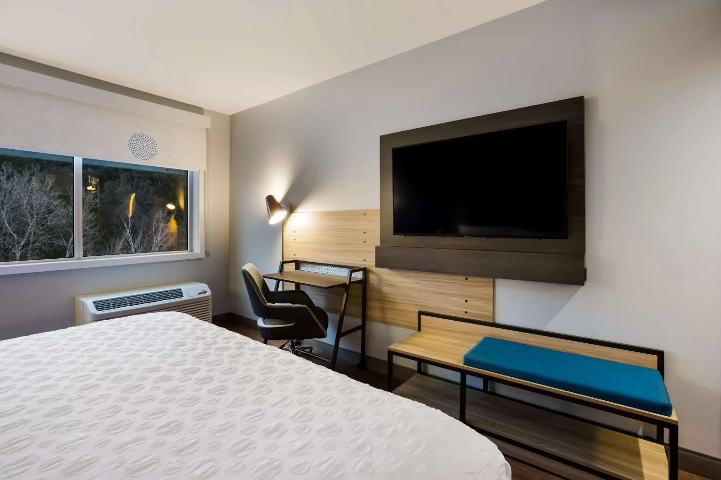Bedroom, TV/Entertainment Center in Tru By Hilton Traverse City