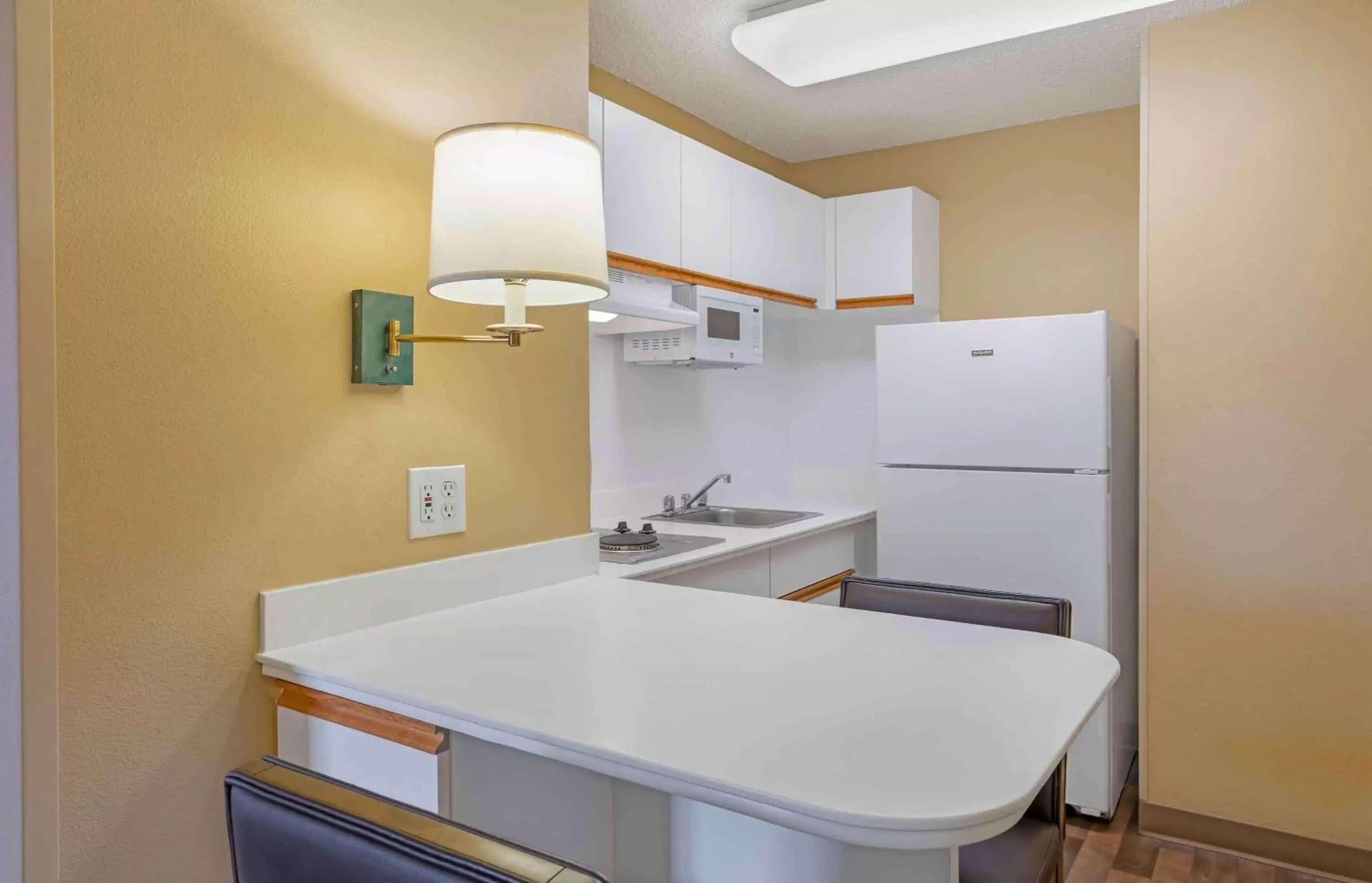 Bedroom, Kitchen/Kitchenette in Extended Stay America Suites - Los Angeles - Torrance - Del Amo Circle