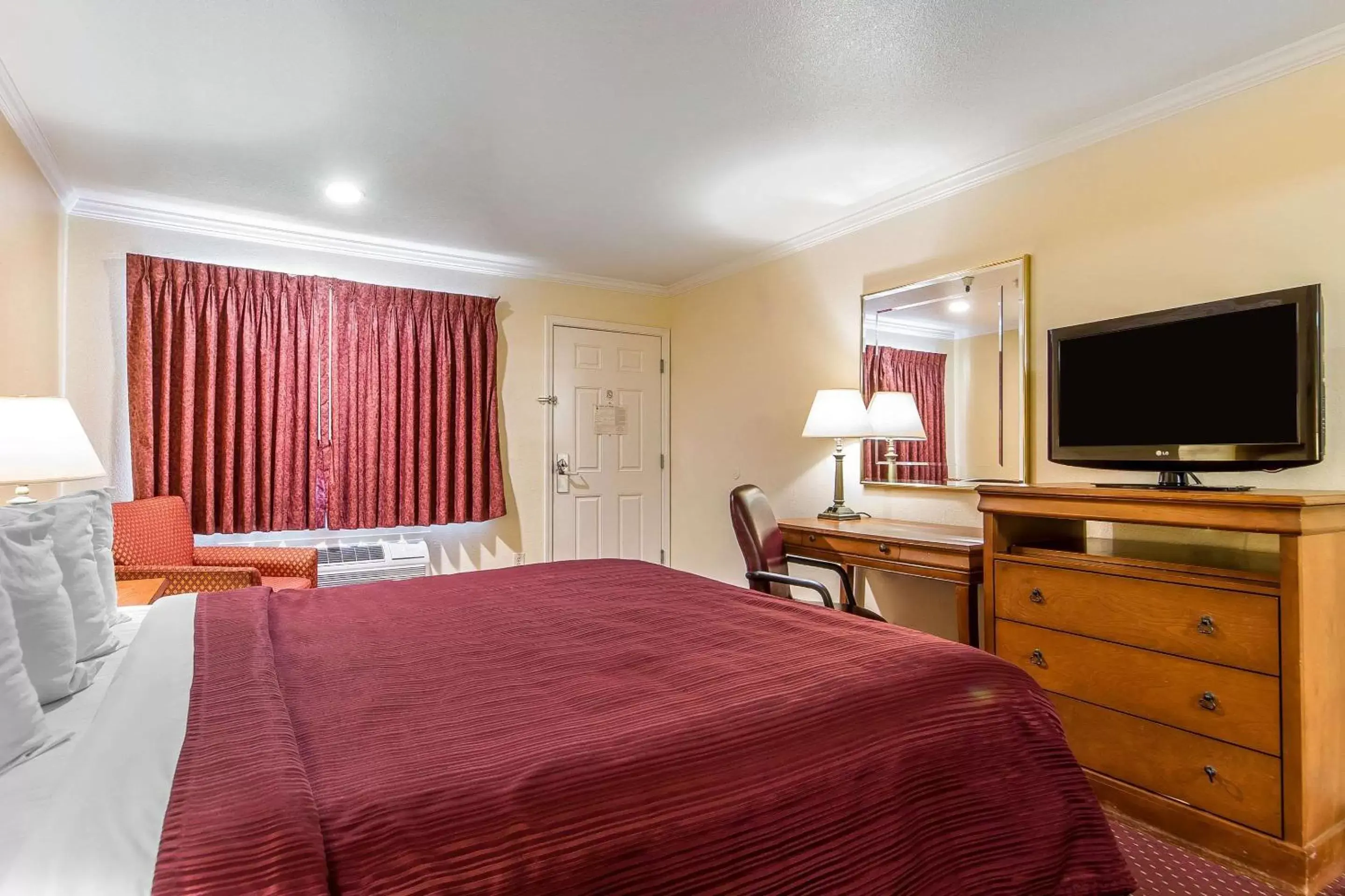 Photo of the whole room, Bed in Quality Inn & Suites Gilroy