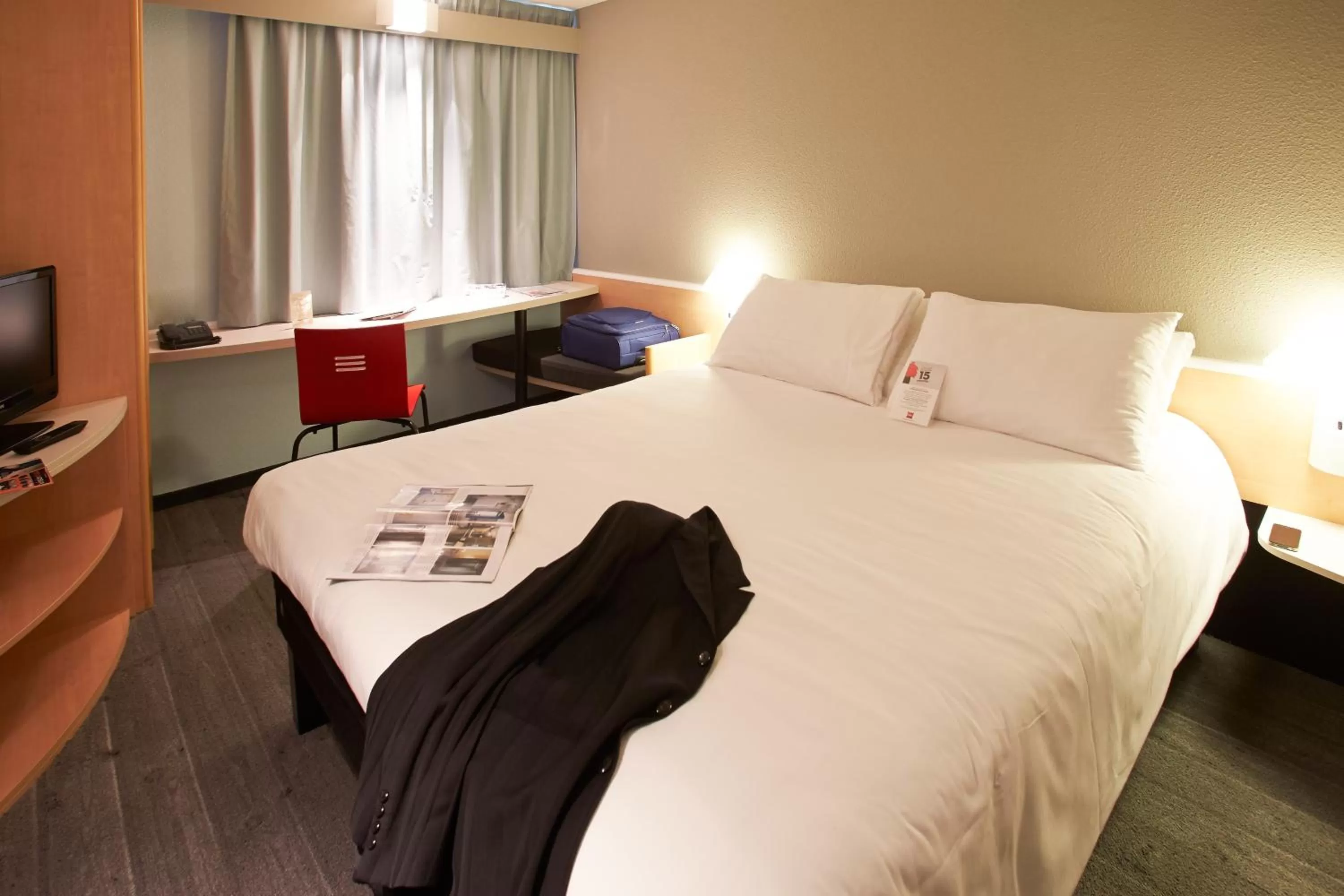 Bedroom, Bed in Ibis Auray