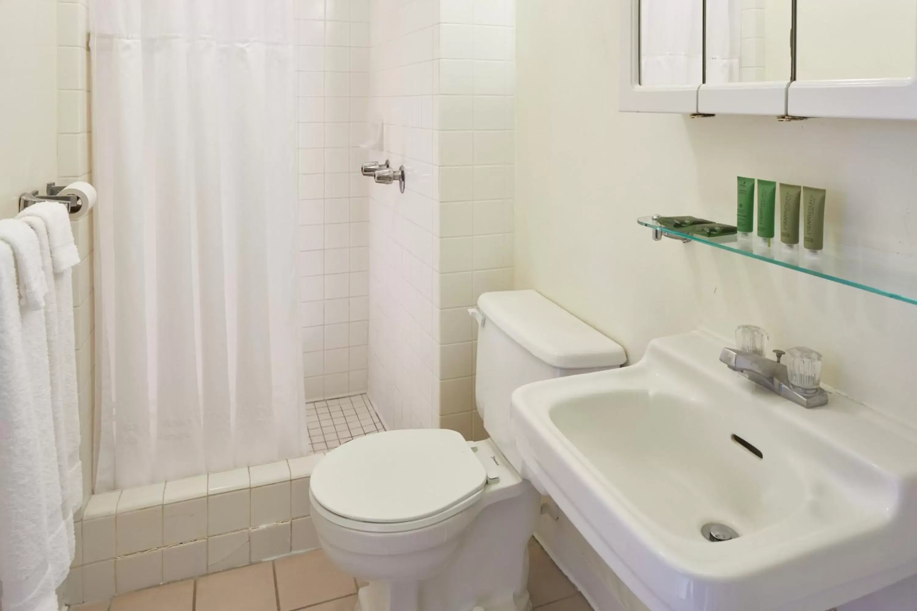 Standard Twin Room in Pacific Marina Inn Standard Twin Room in Pacific Marina Inn