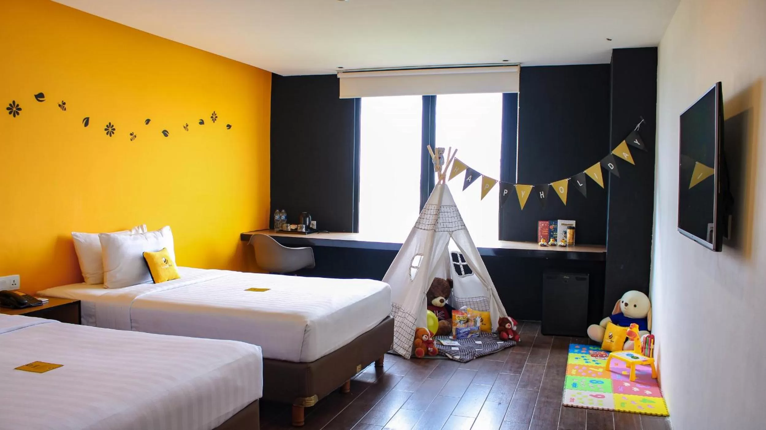 Bedroom, Bed in Yellow Bee Tangerang