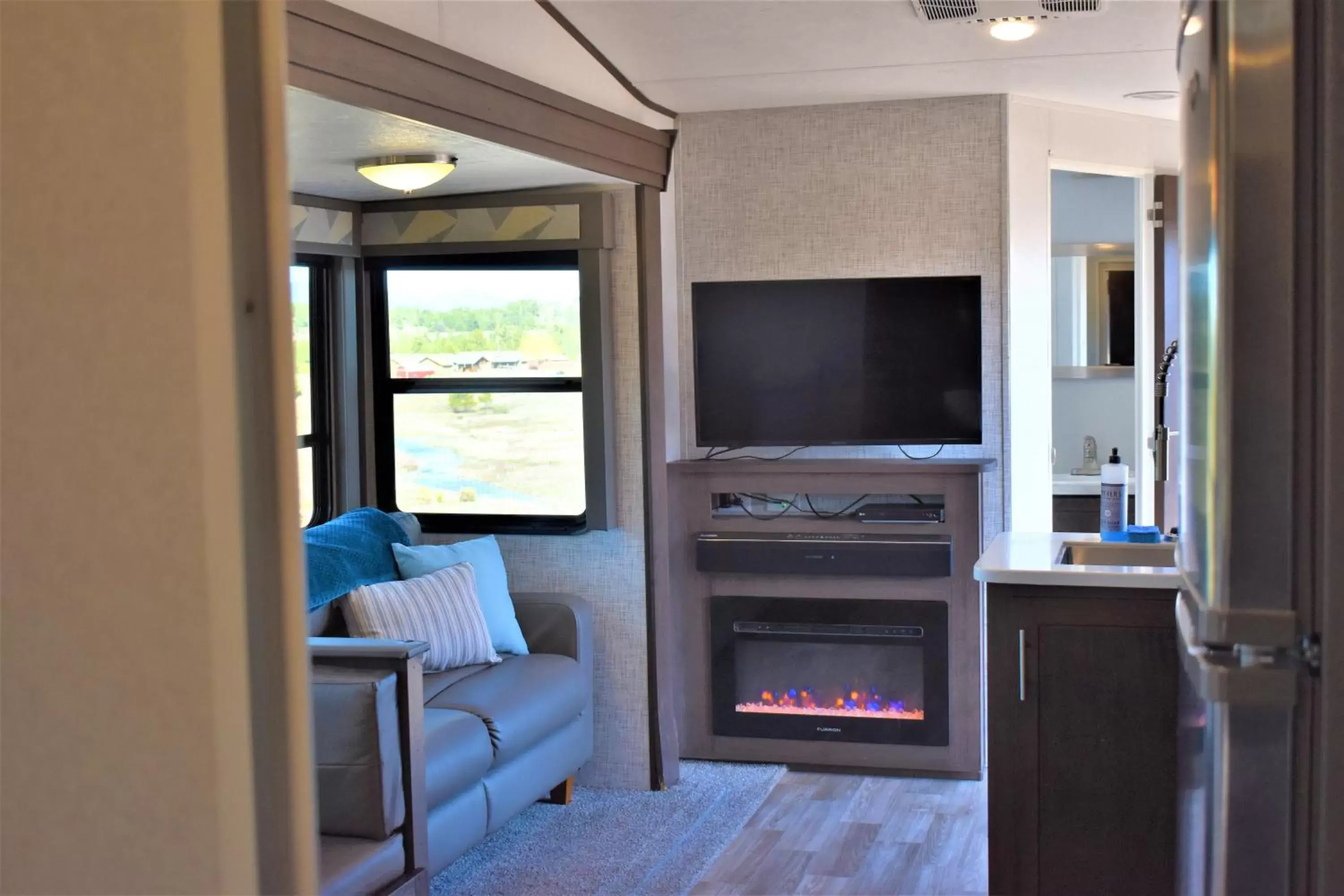 TV and multimedia, TV/Entertainment Center in Grand Canyon RV Glamping
