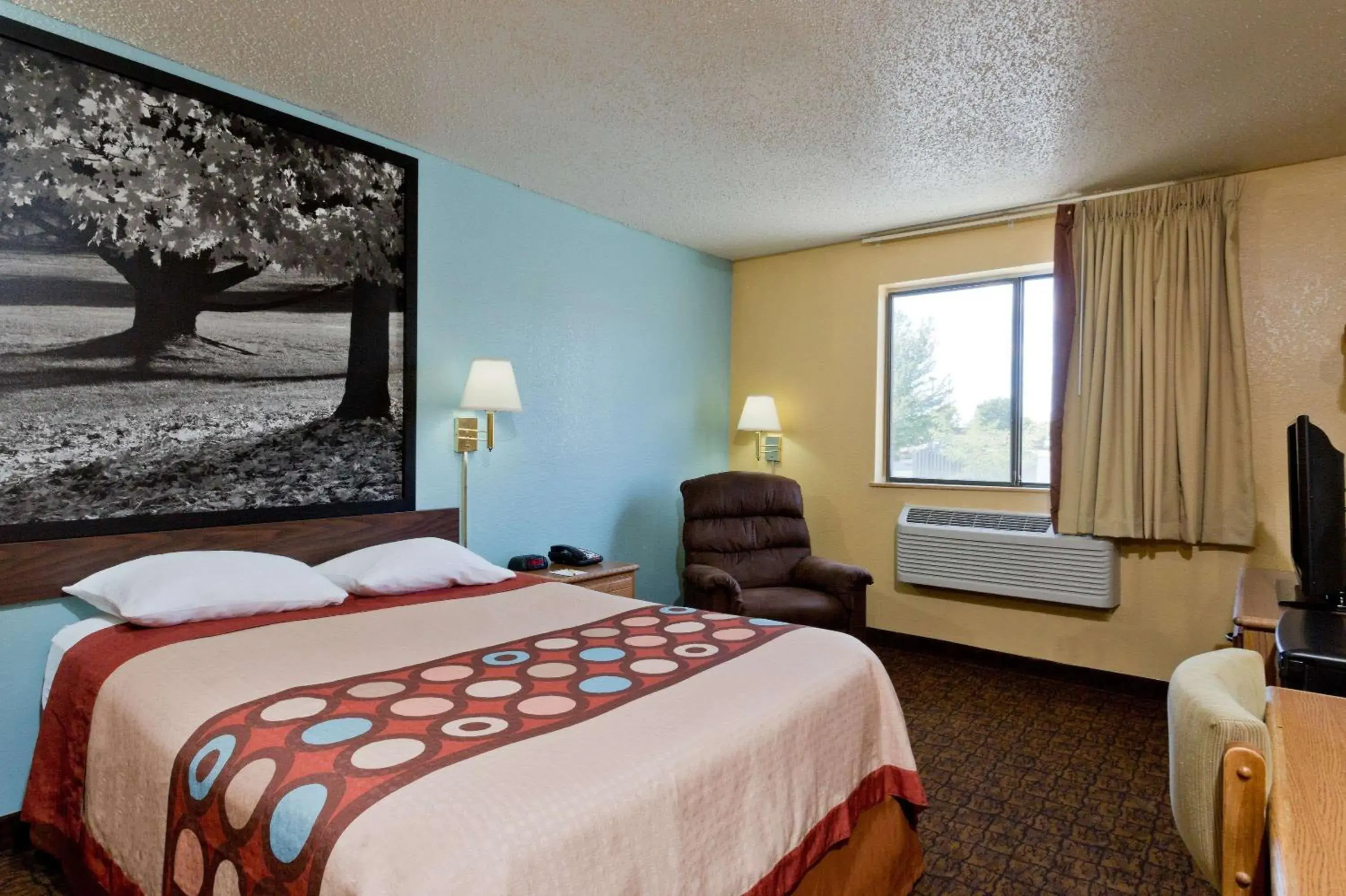 Photo of the whole room, Bed in Super 8 by Wyndham Lexington Park/California Area