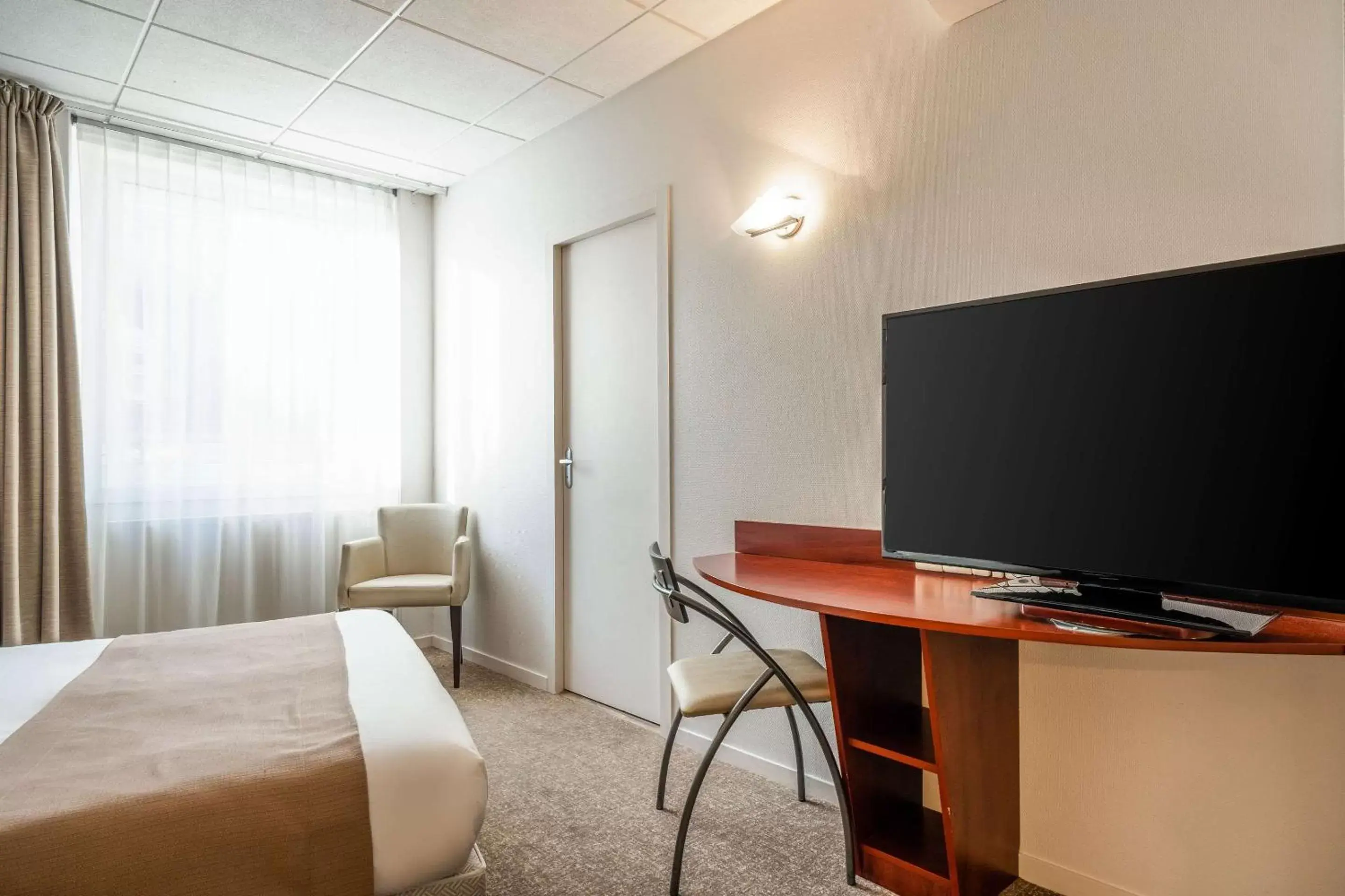 Photo of the whole room, TV/Entertainment Center in Quality Hotel Pau Centre Bosquet