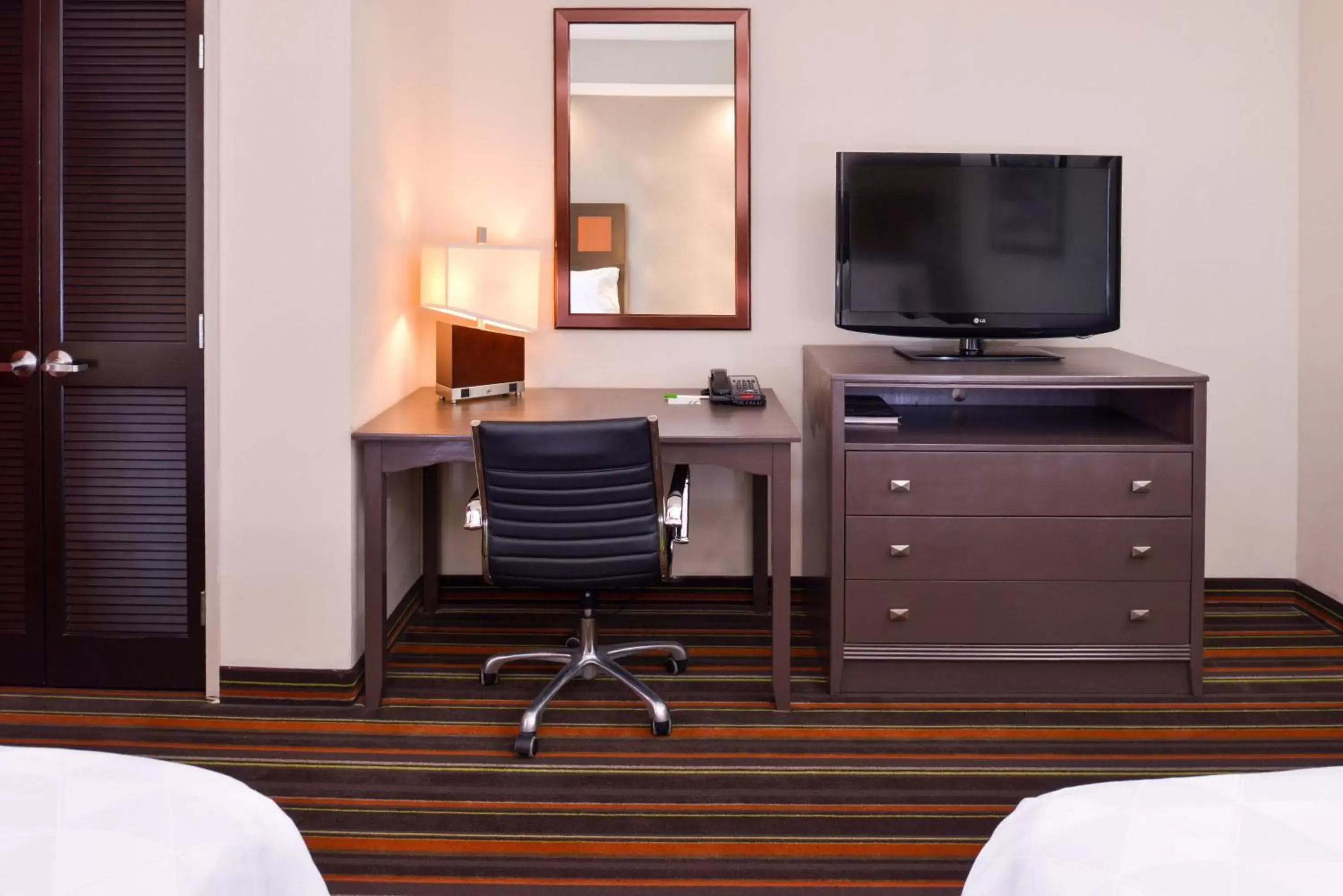 Bedroom, TV/Entertainment Center in The Holiday Inn Amarillo West Medical Center, an IHG Hotel