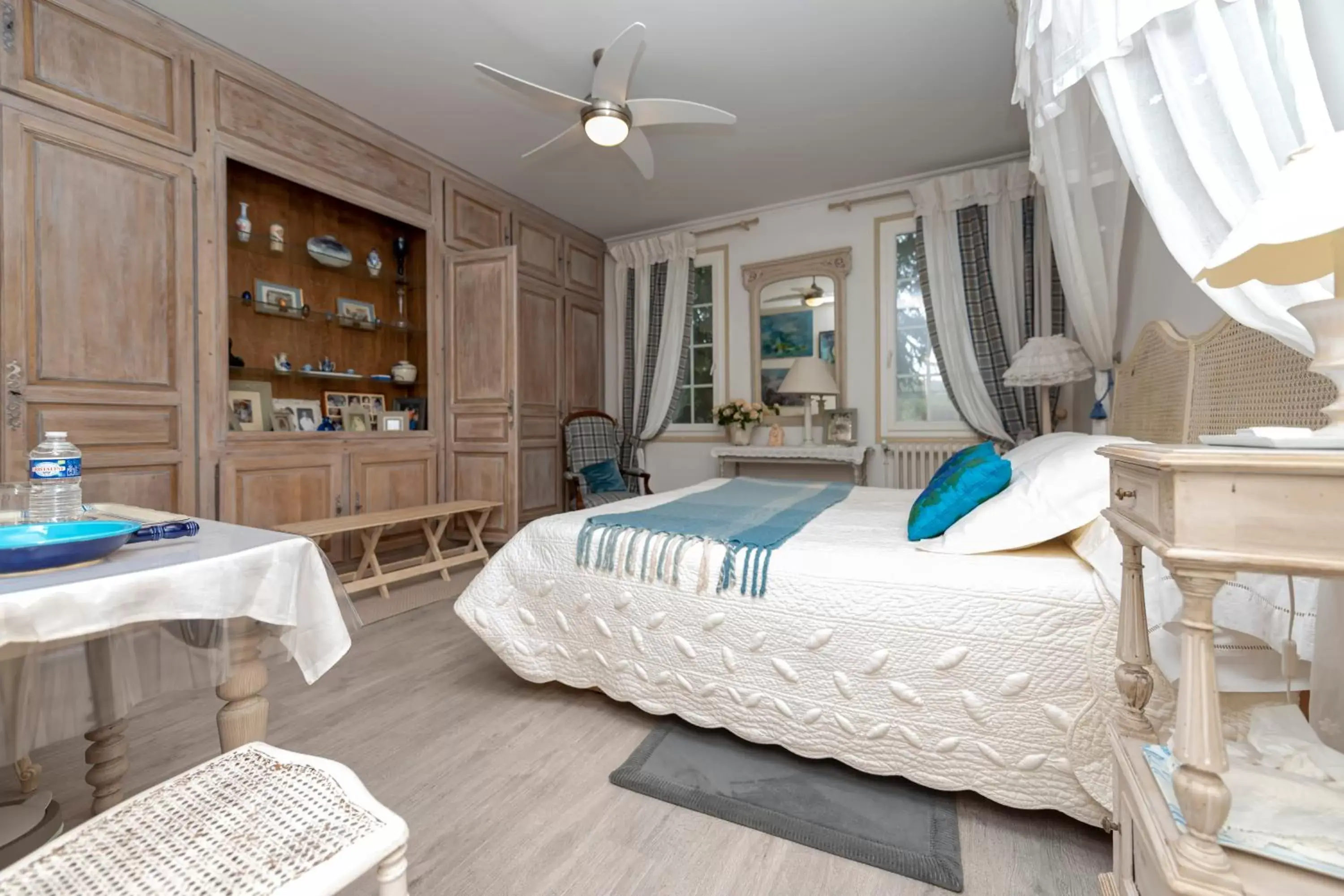 Photo of the whole room, Bed in Chambres d'hôtes de charme au REFUGE DU PEINTRE prés de St Emilion