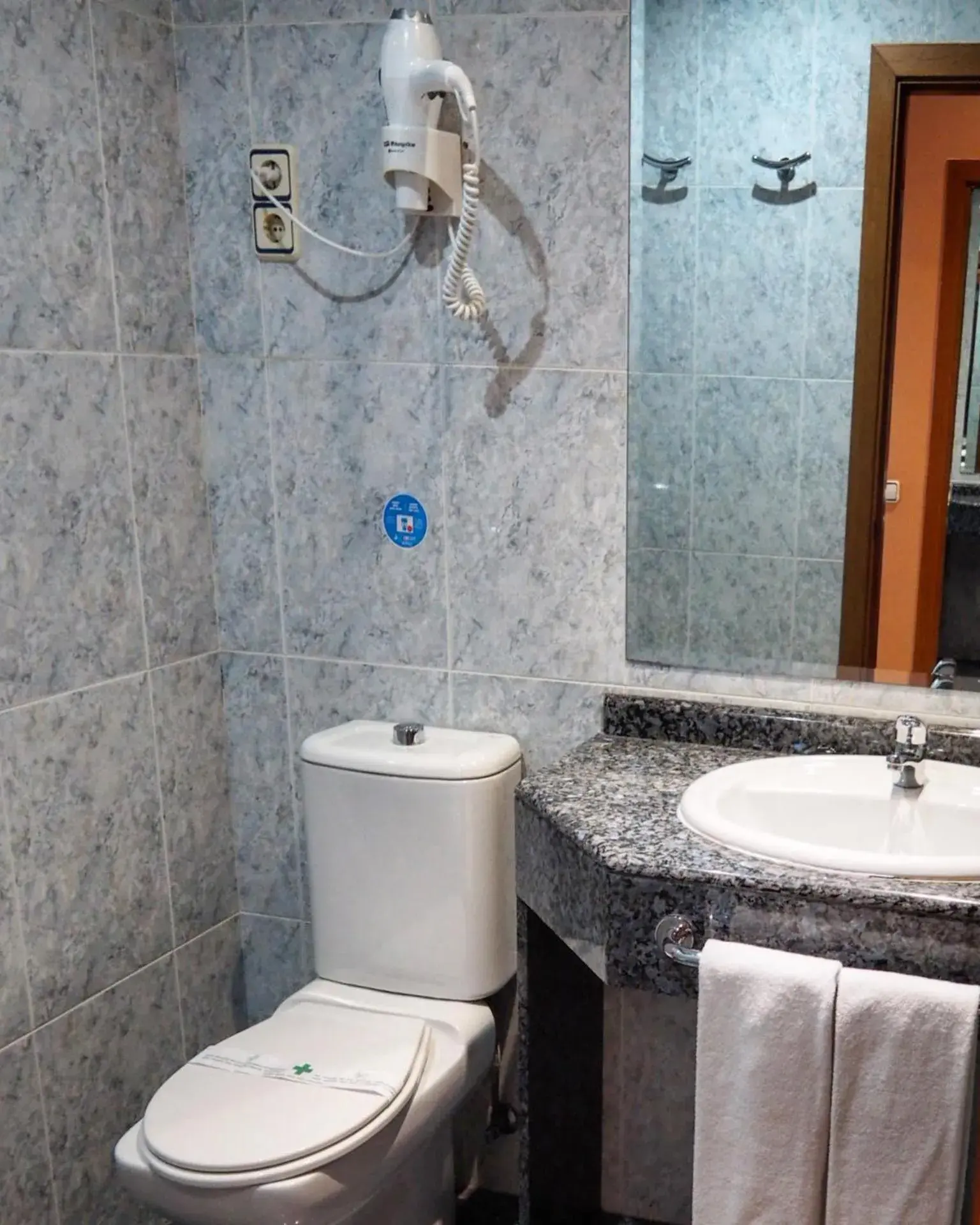 Bathroom in Hotel Humanes