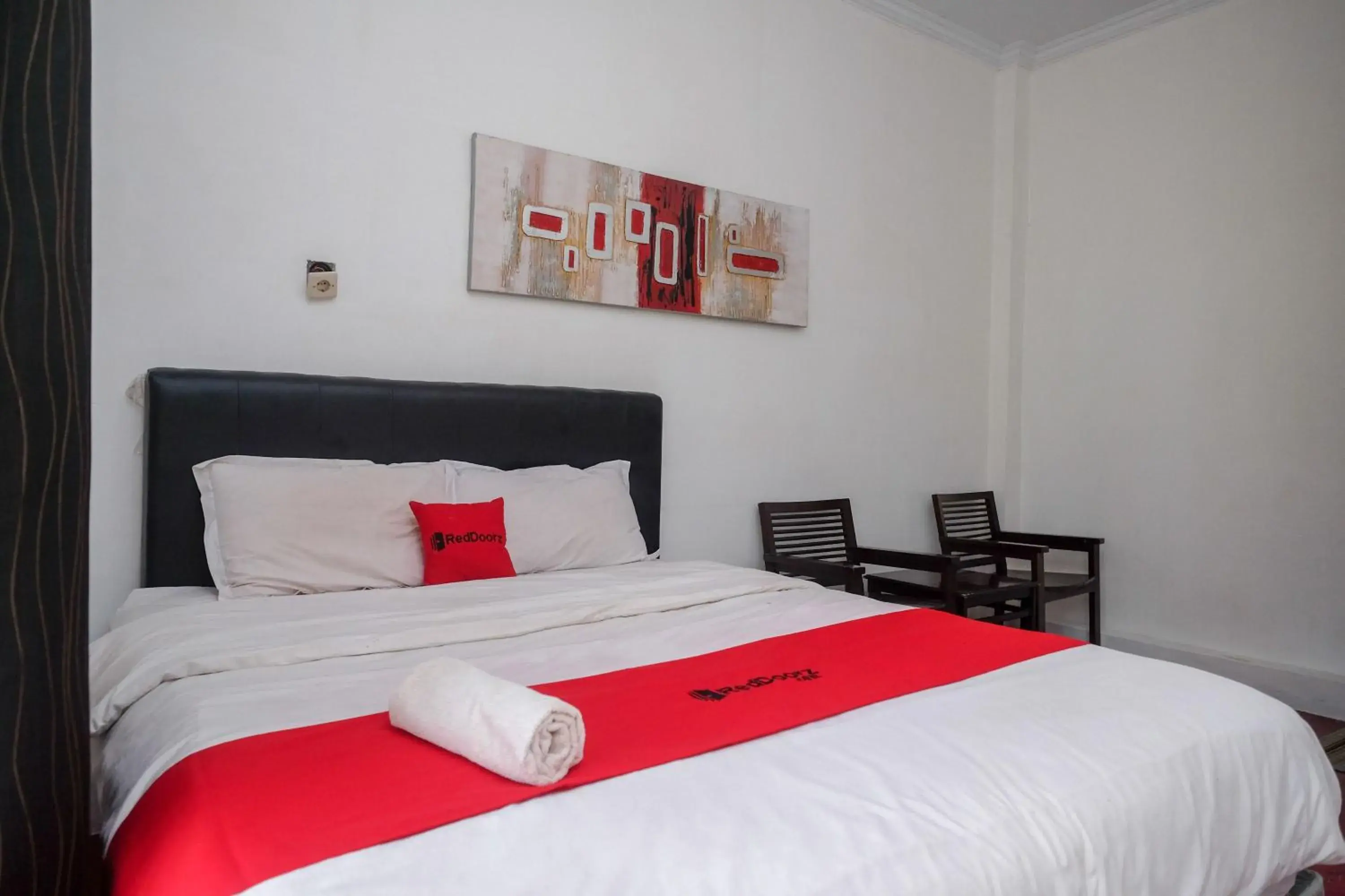 Bedroom, Bed in RedDoorz at Paris Ocean