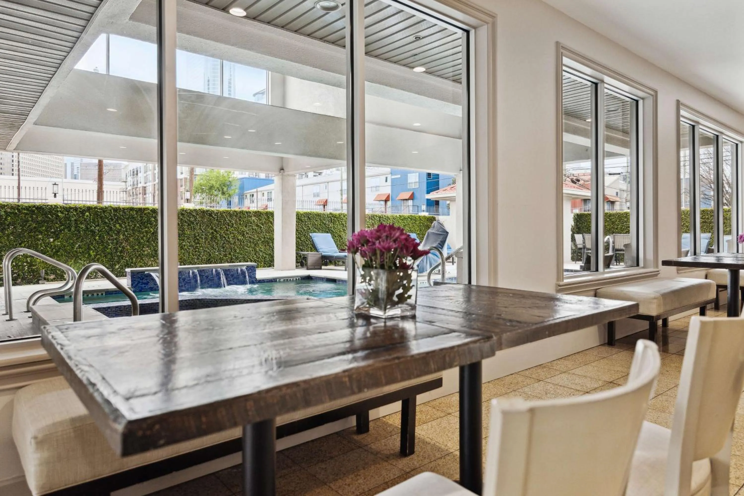 Breakfast in Best Western Plus Downtown Inn & Suites