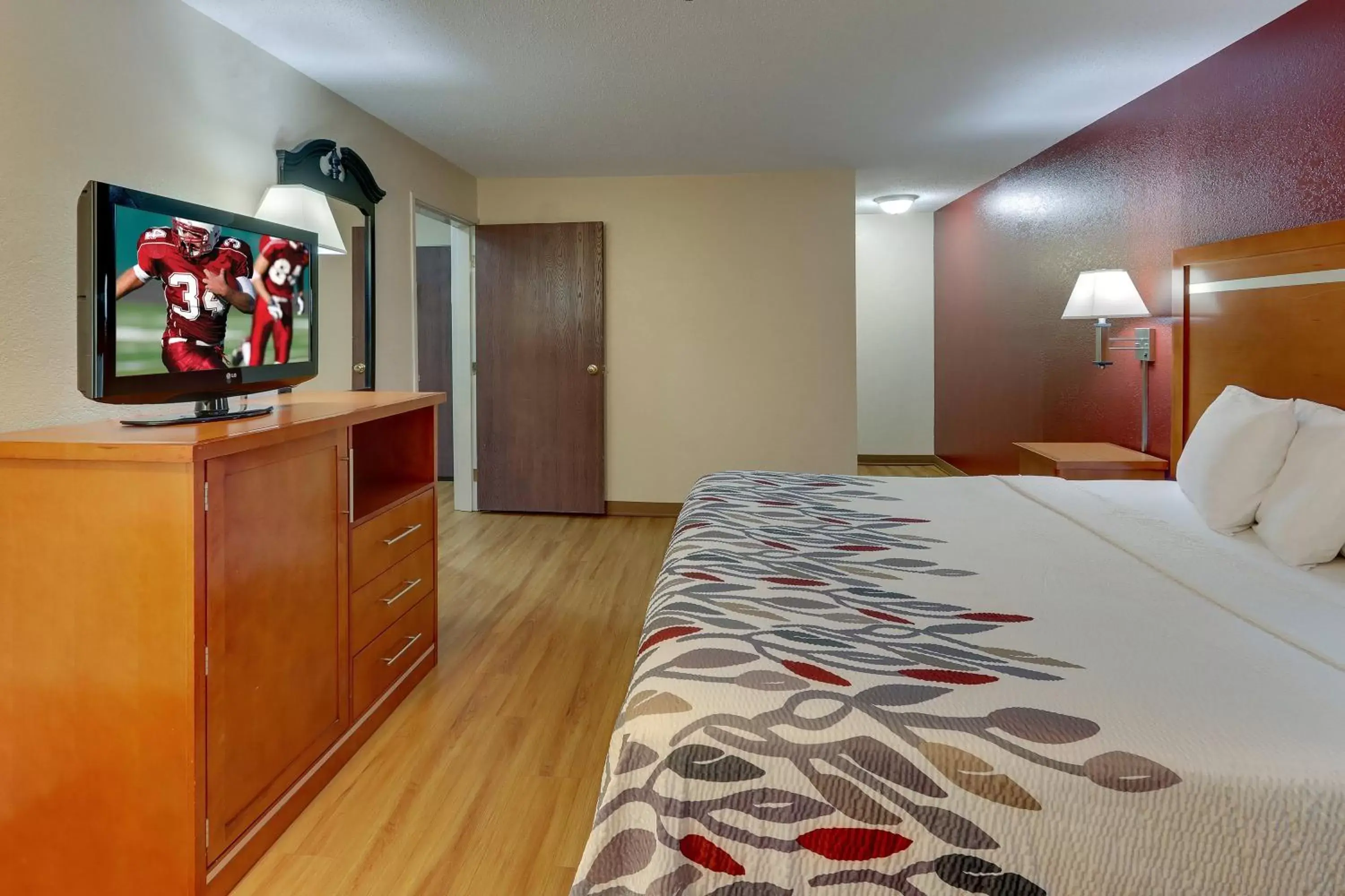 Photo of the whole room, TV/Entertainment Center in Red Roof Inn Springfield, OH