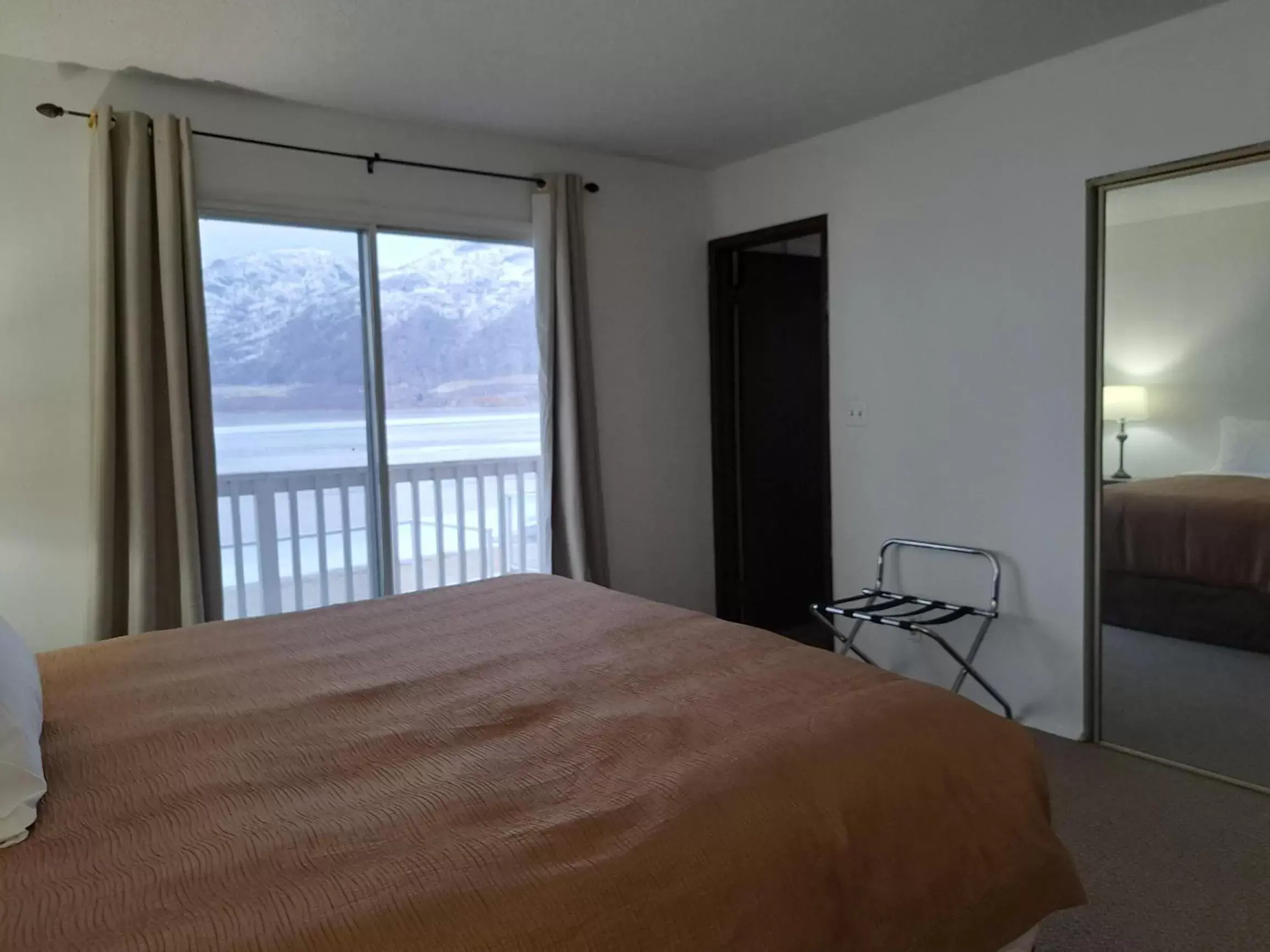 Lake view, Bed in Richter Pass Beach Resort