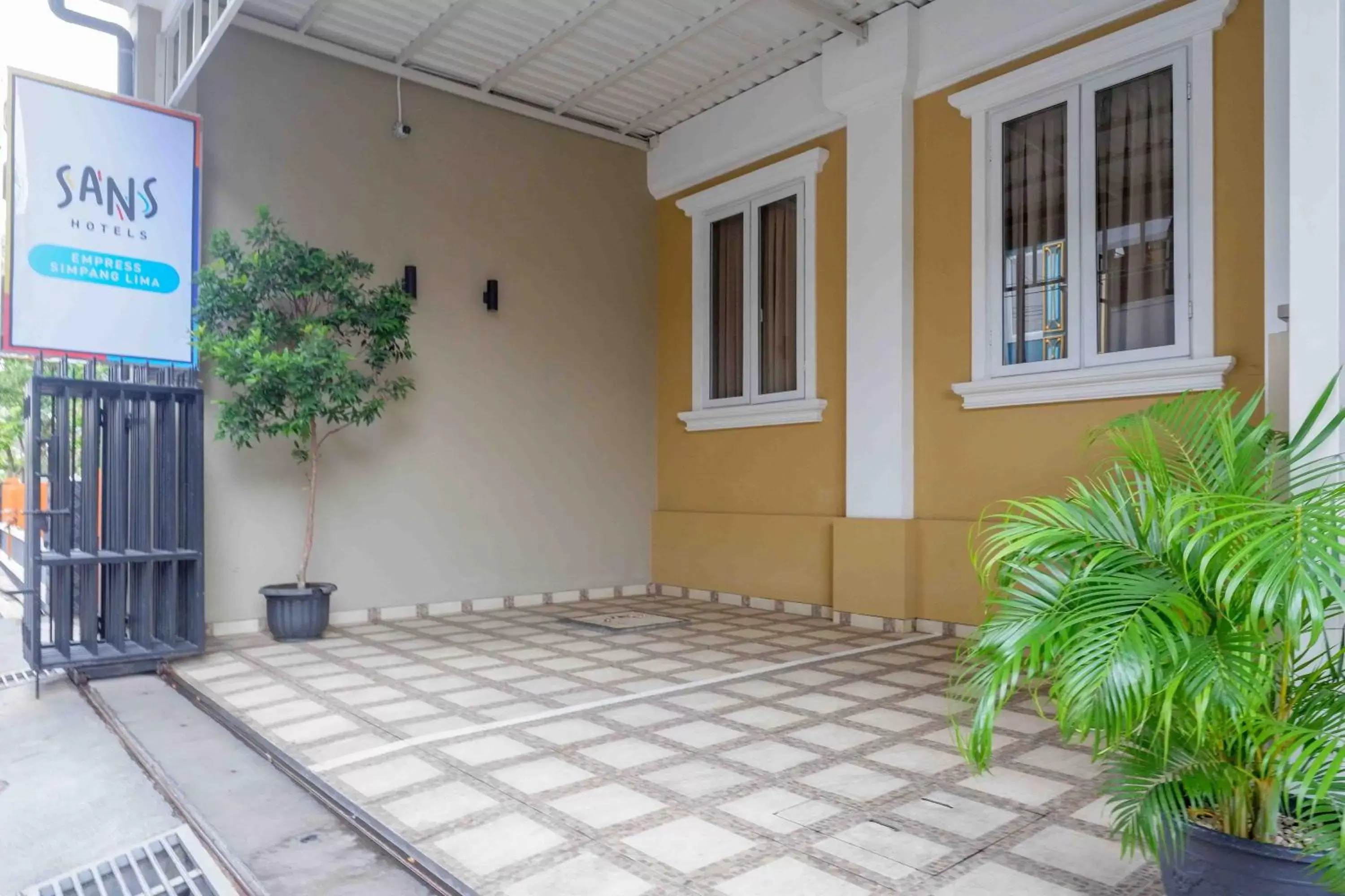 Property building in Sans Hotel Empress Simpang Lima Property building in Sans Hotel Empress Simpang Lima