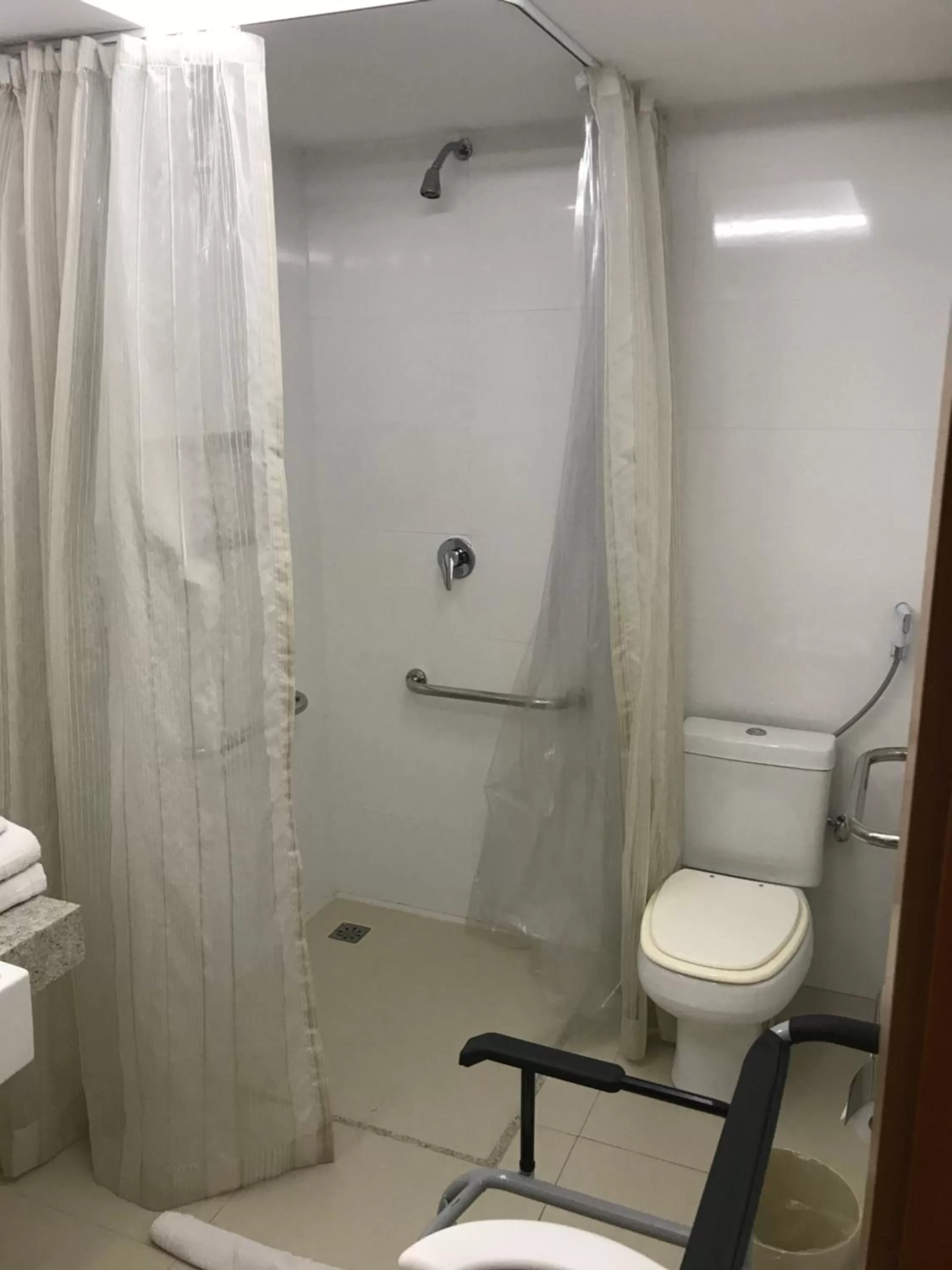 Shower in Américas Granada Hotel