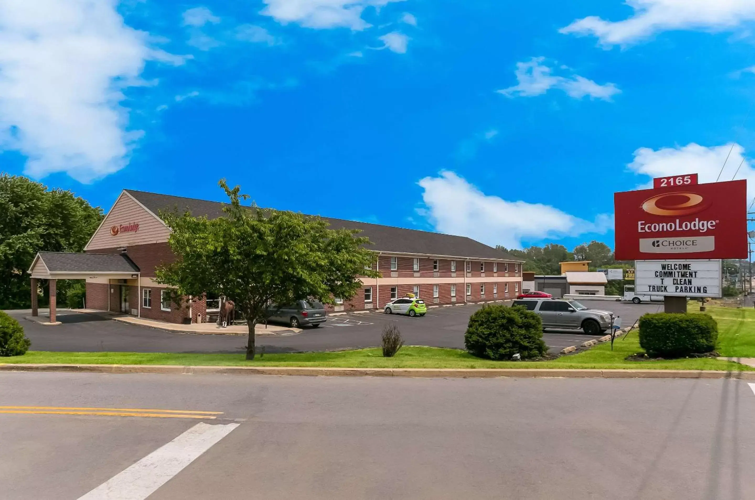 Property Building in Econo Lodge Amish Country