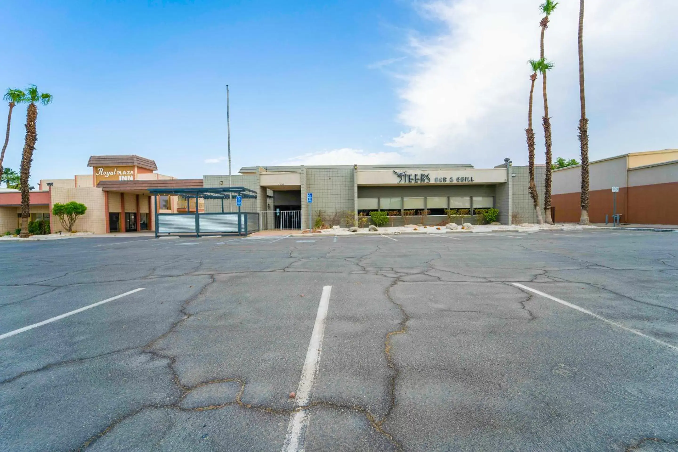 Property building in Royal Plaza Inn Property building in Royal Plaza Inn