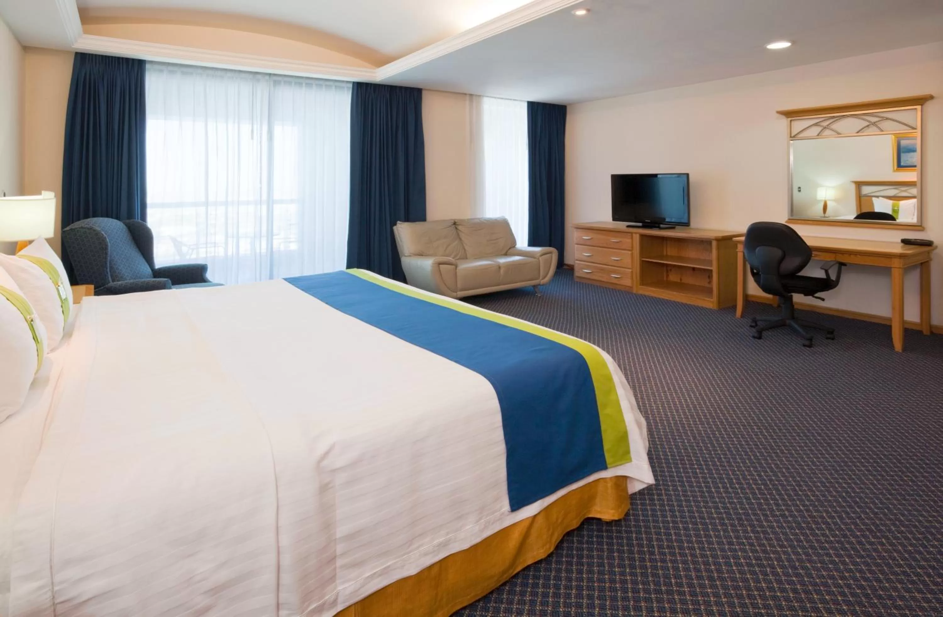 Photo of the whole room, Bed in Holiday Inn Queretaro Zona Diamante by IHG